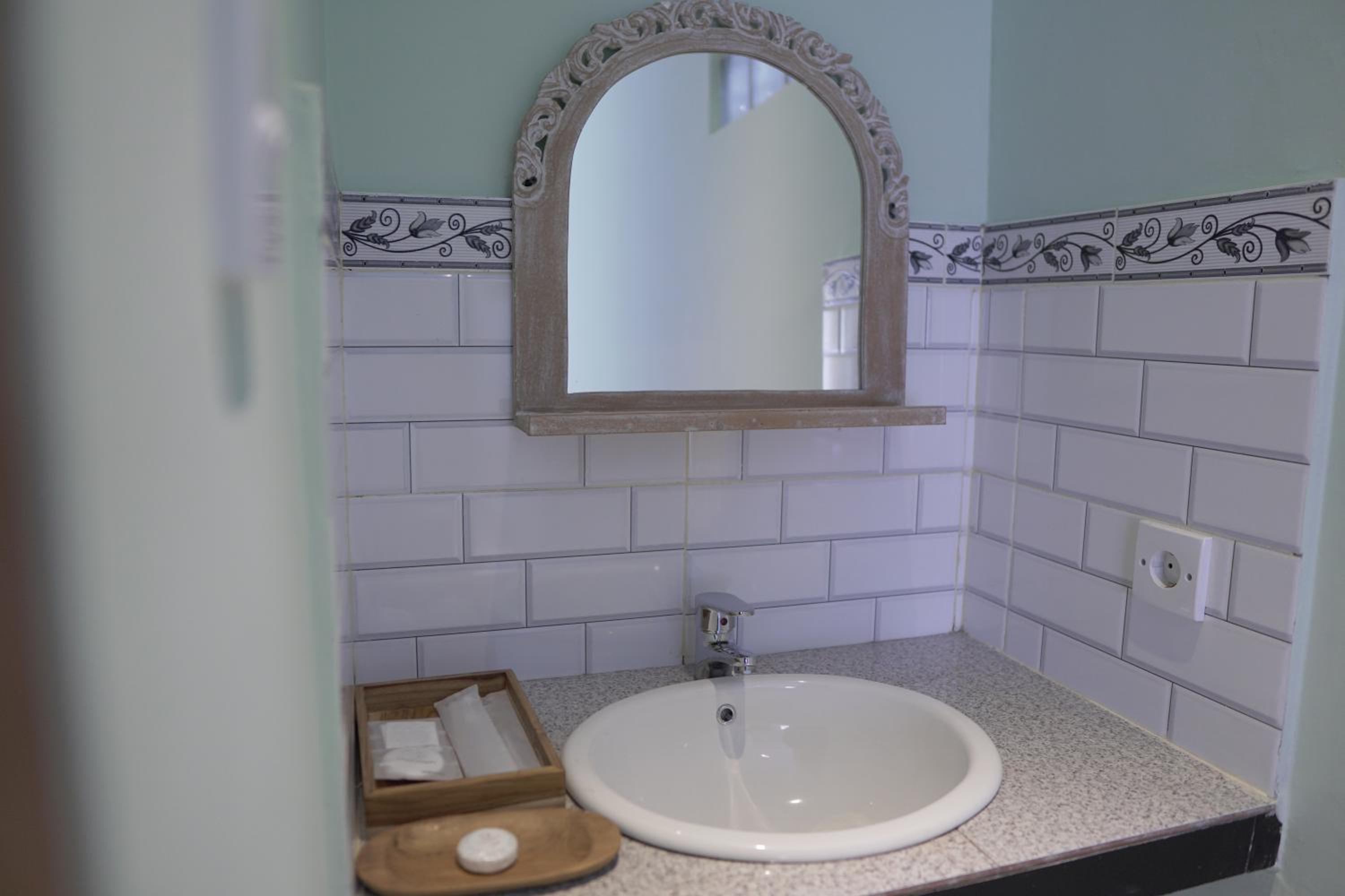 Standard Double Room - Photo 12
