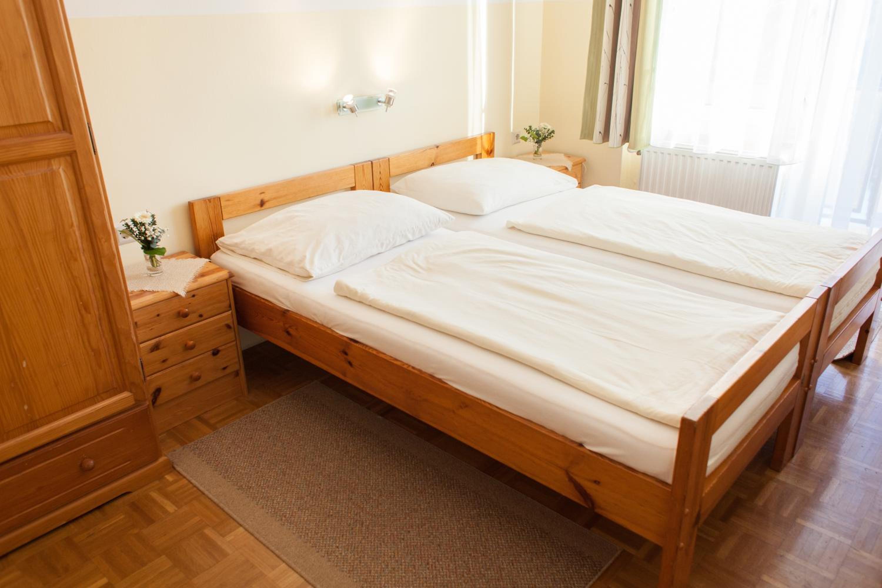 Small Double Room with Balcony and Shared Bathroom photo 2