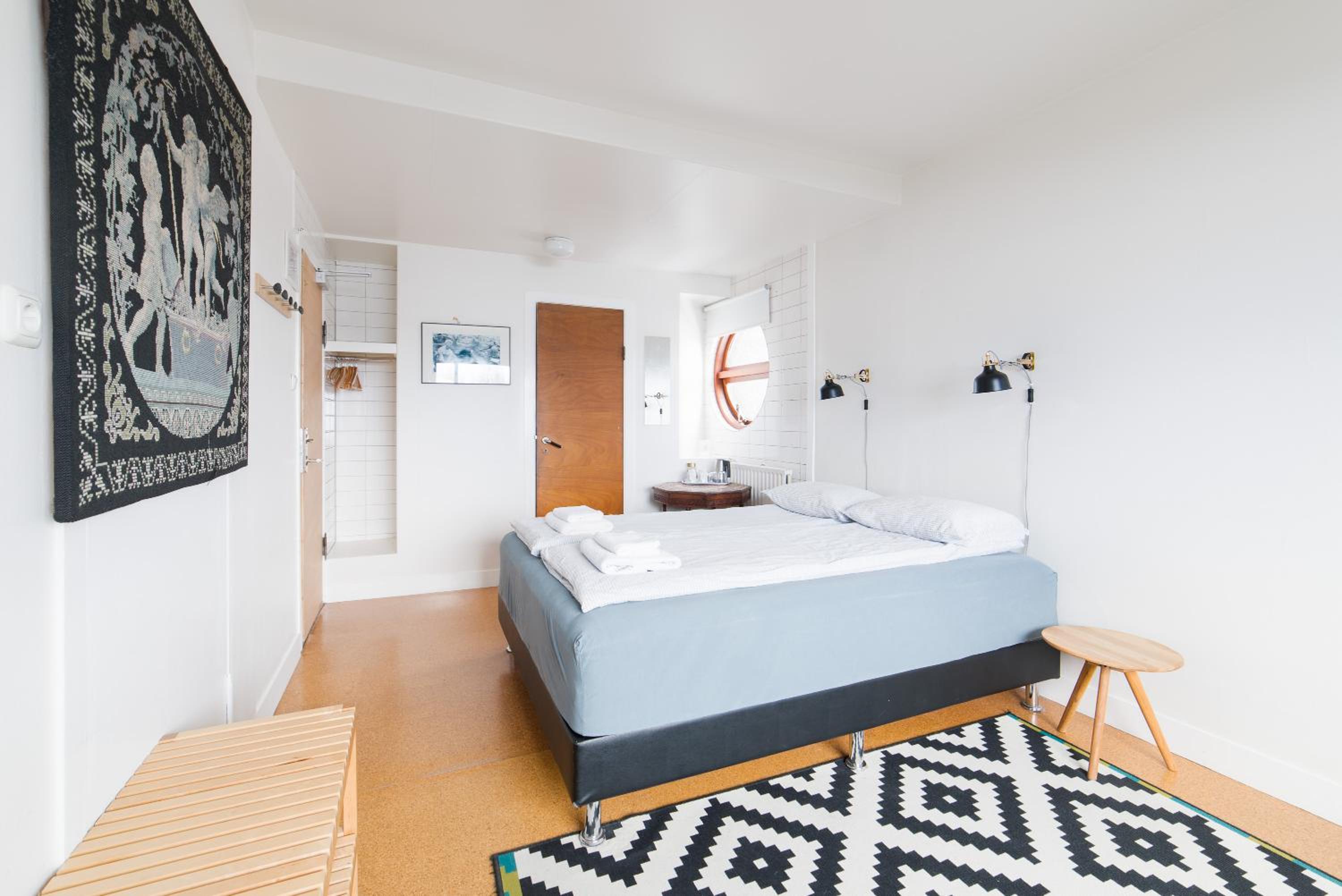 Double or Twin Room with Private Bathroom - Photo 8