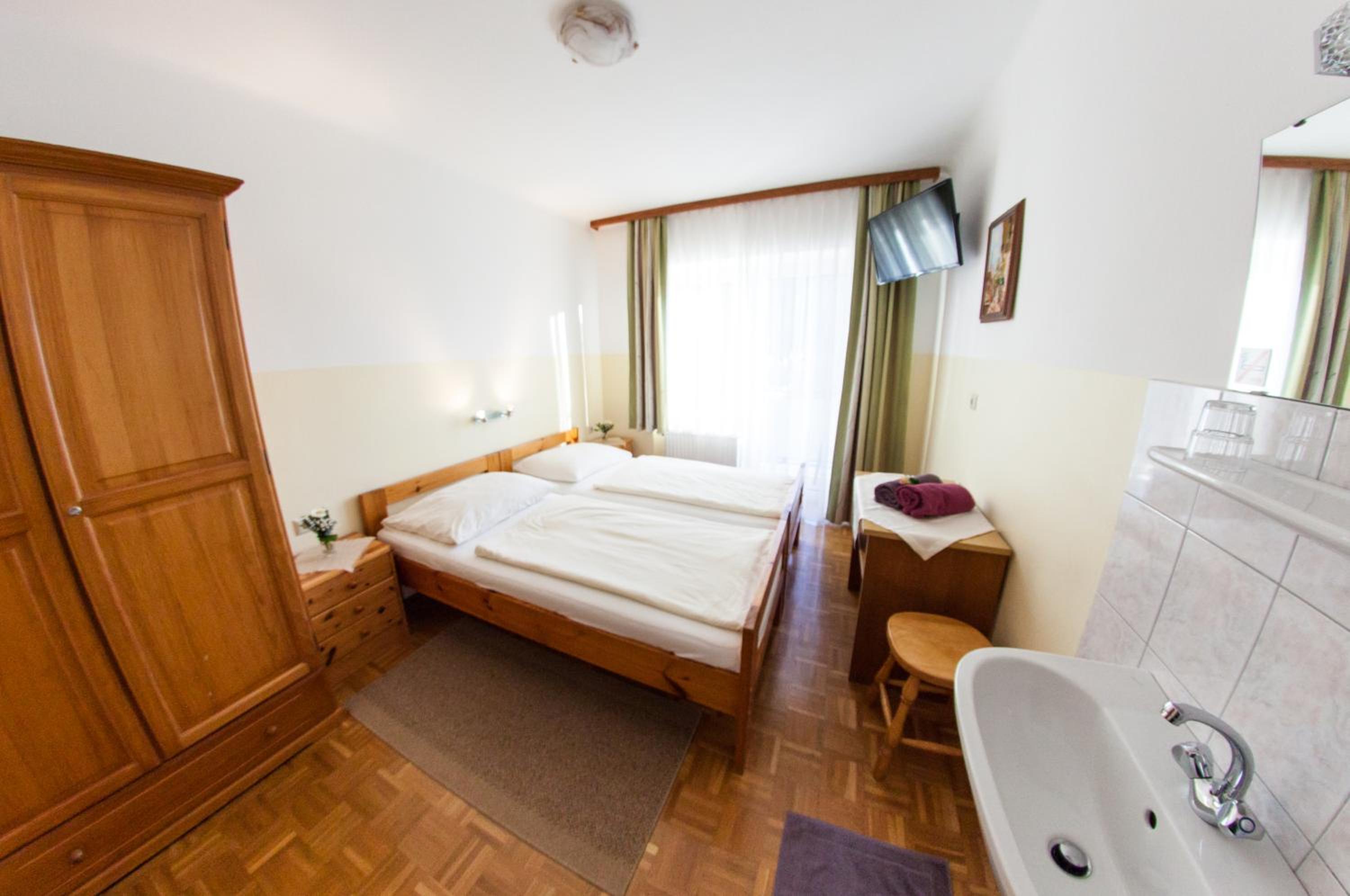 Small Double Room with Balcony and Shared Bathroom photo 3