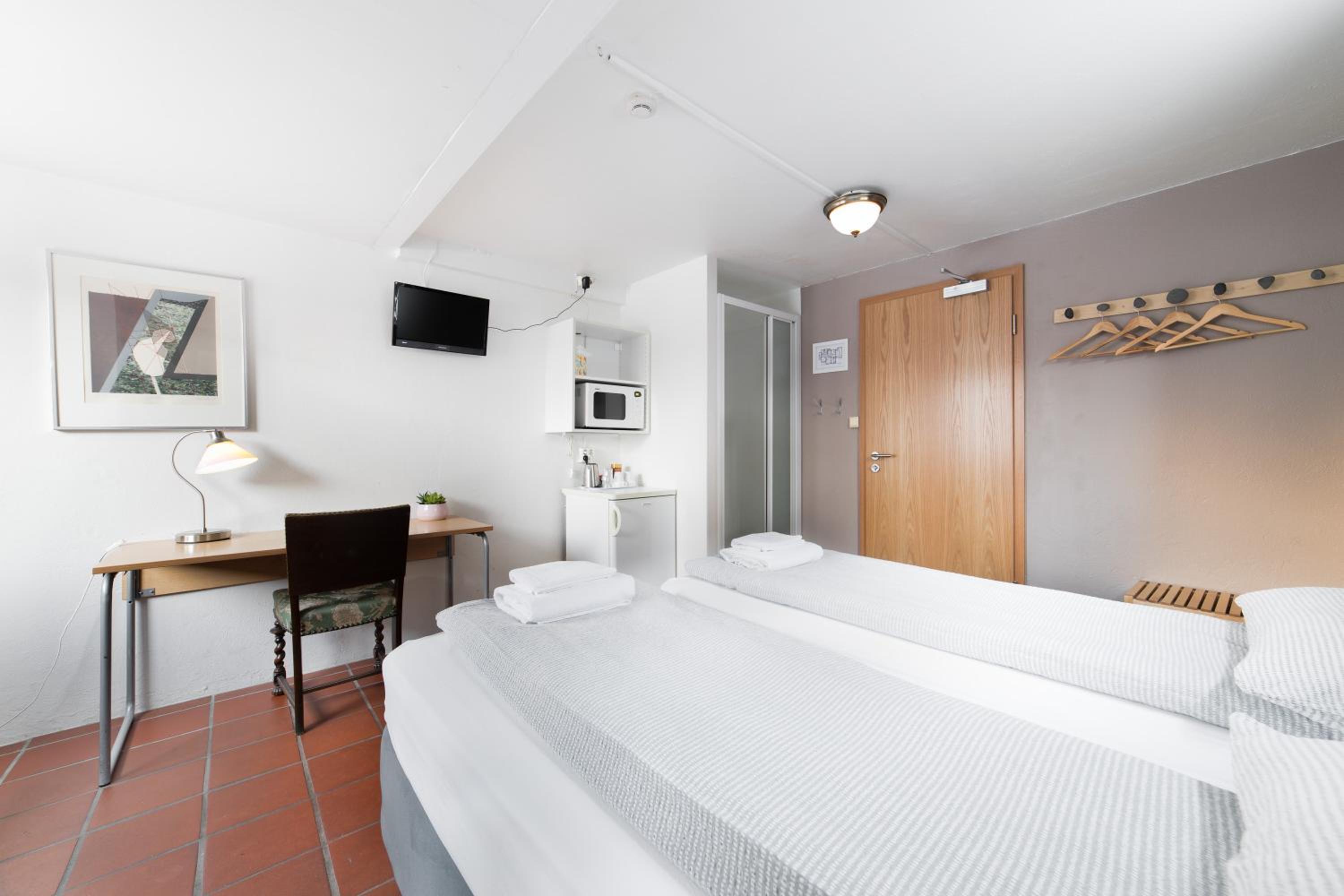 Double or Twin Room with Private Bathroom - Photo 2