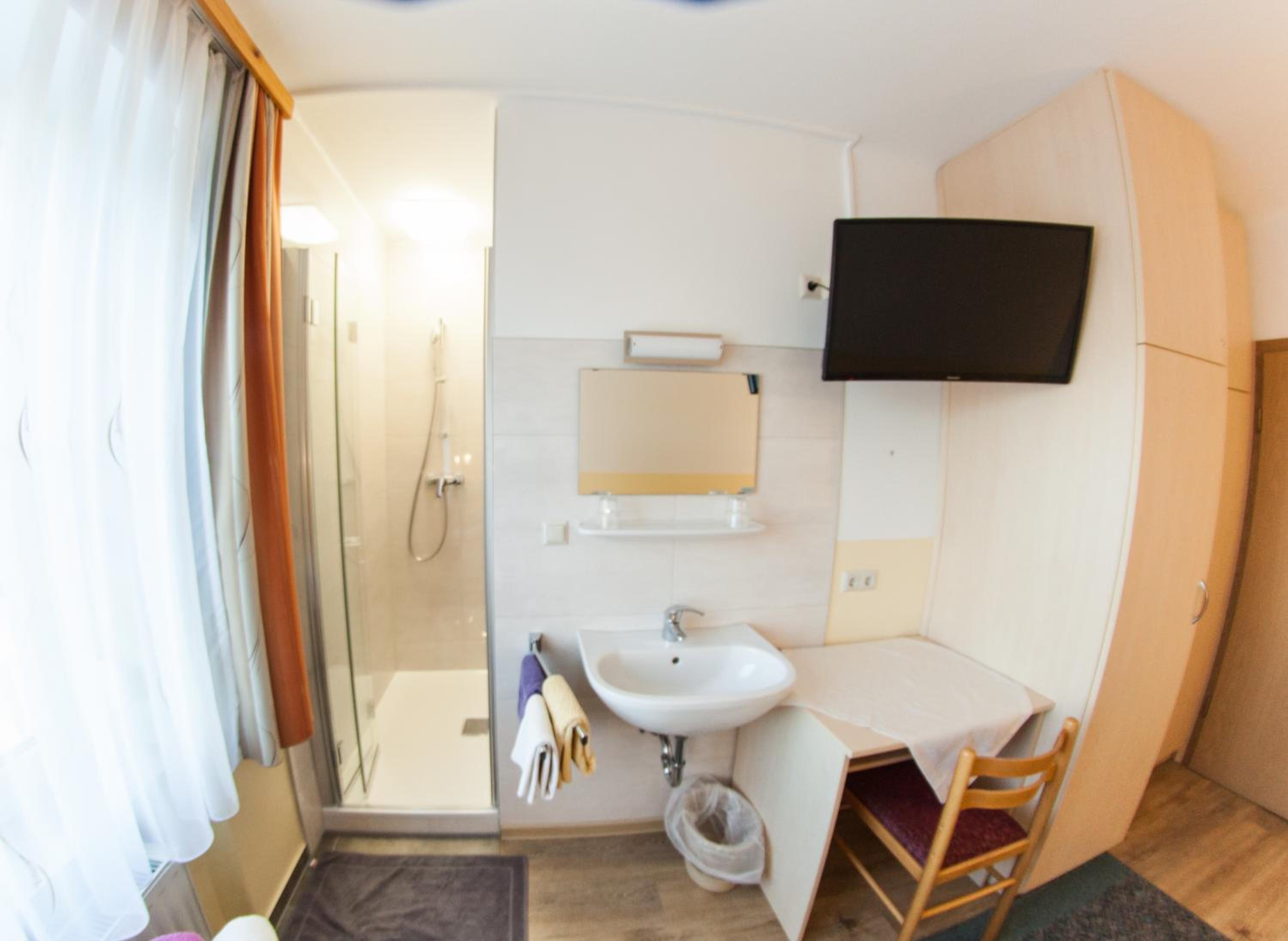 Small Twin Room with Shared Toilet photo 2