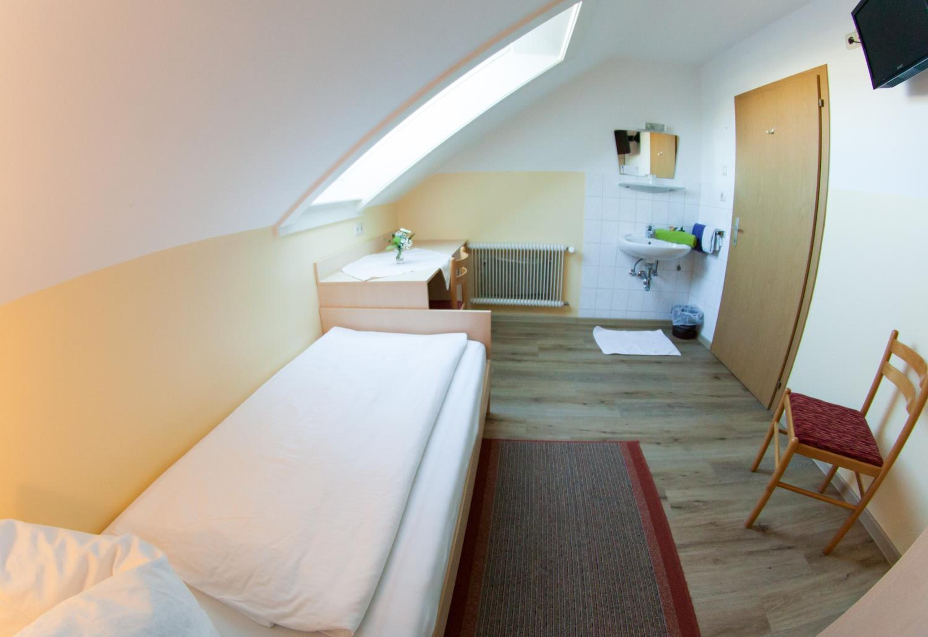 Small Single Room with Shared Bathroom - Attic photo 3