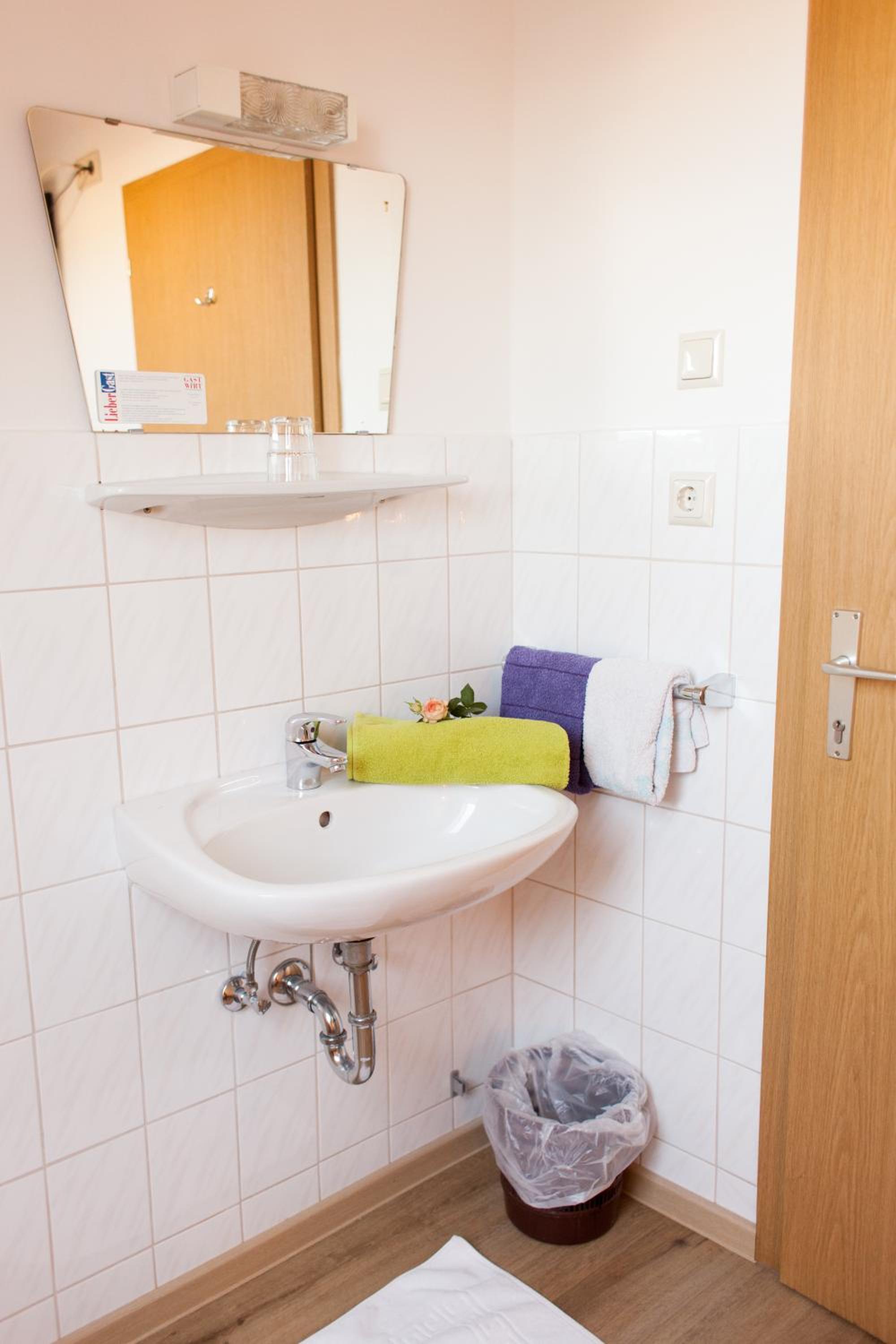 Small Single Room with Shared Bathroom - Attic photo 2