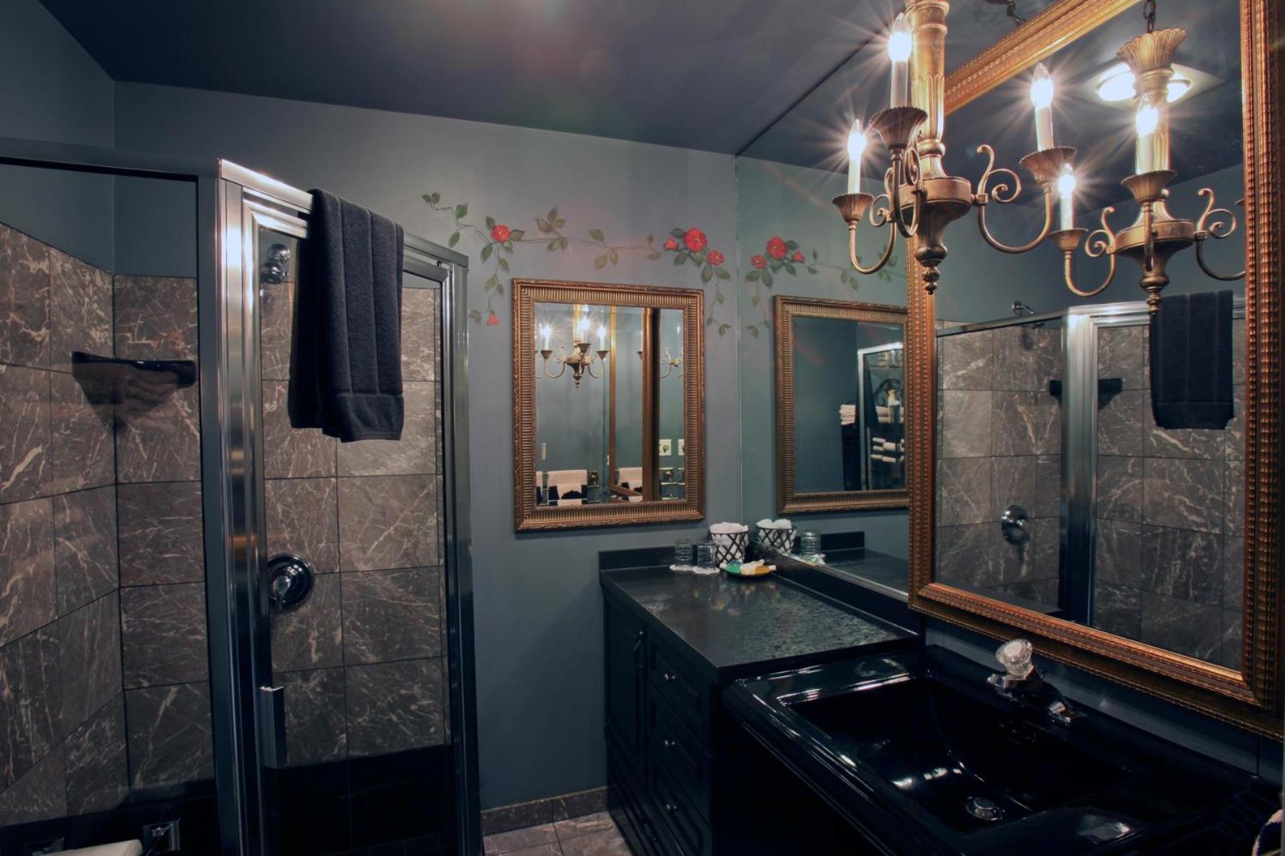 Suite With Hot Tub photo 2
