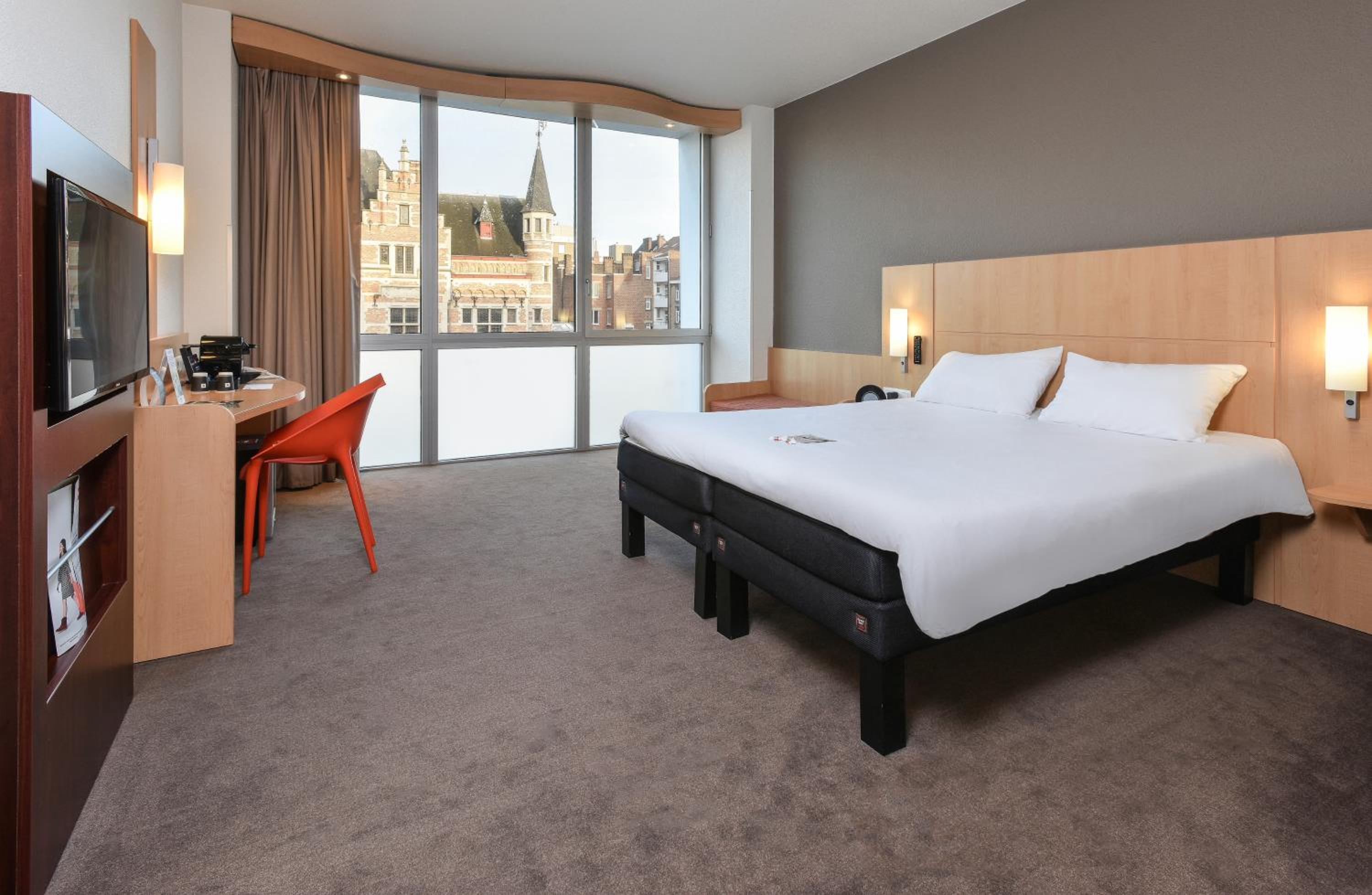 Premium Queen Room with City View - Photo 7