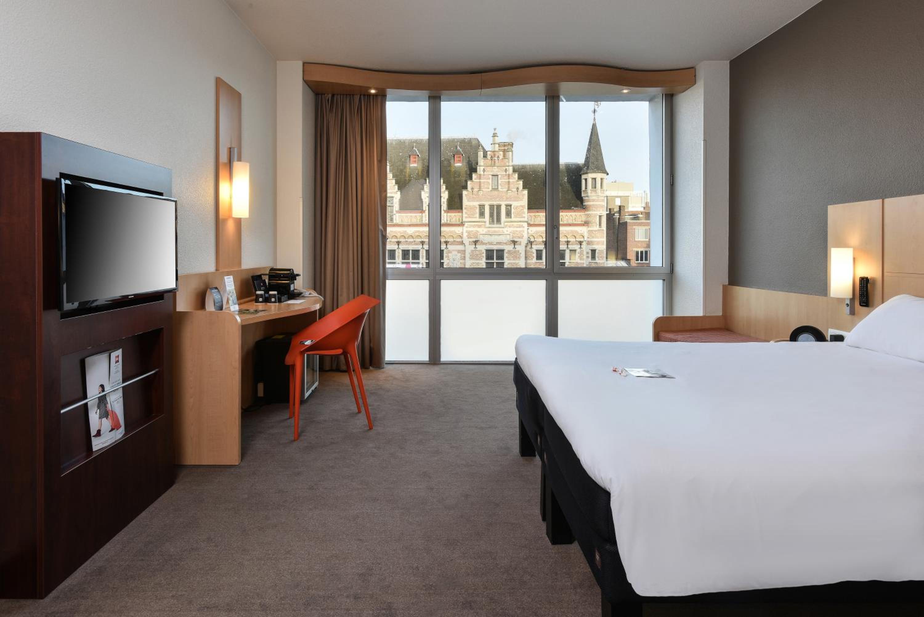 Premium Queen Room with City View - Photo 6