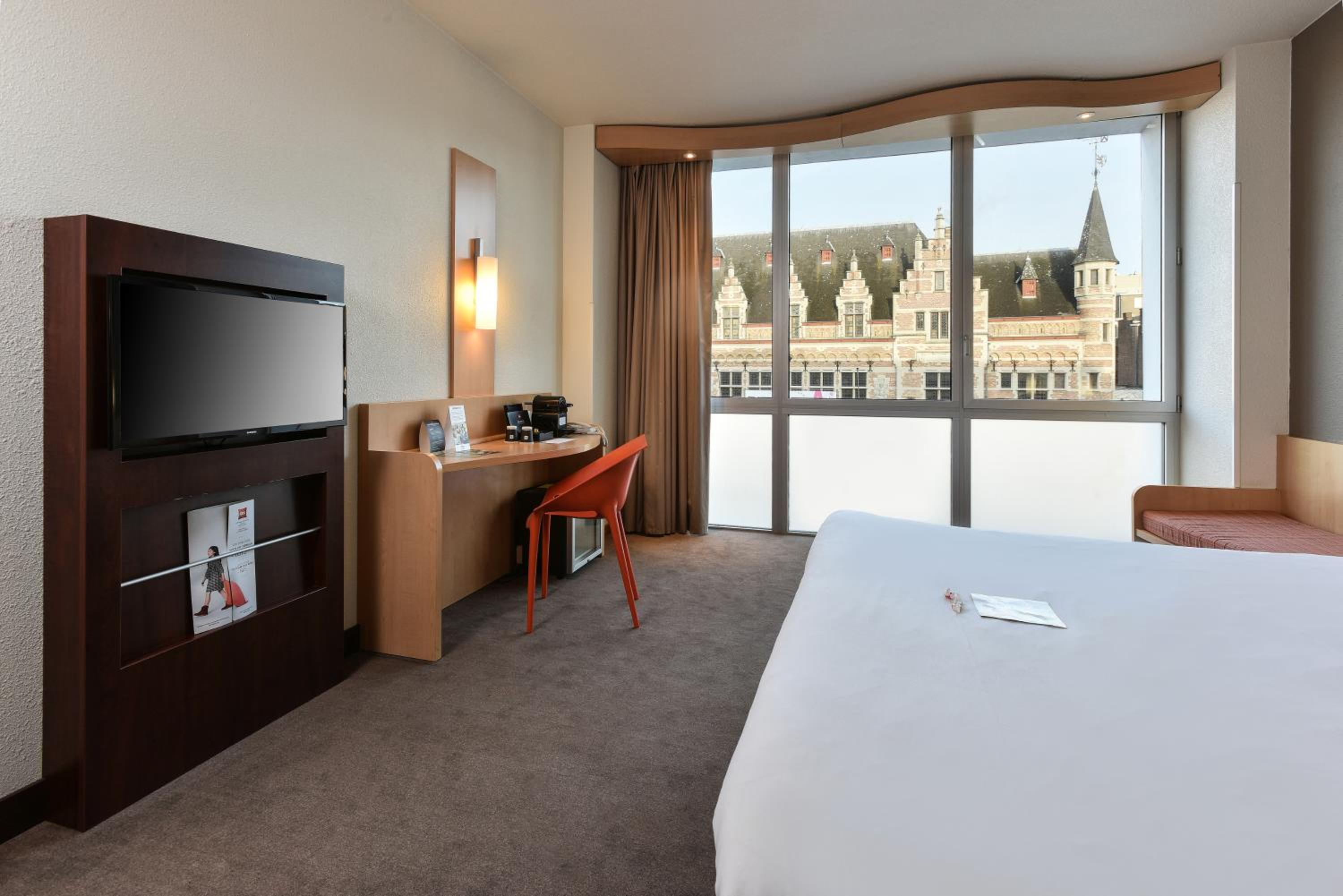Premium Queen Room with City View - Photo 4