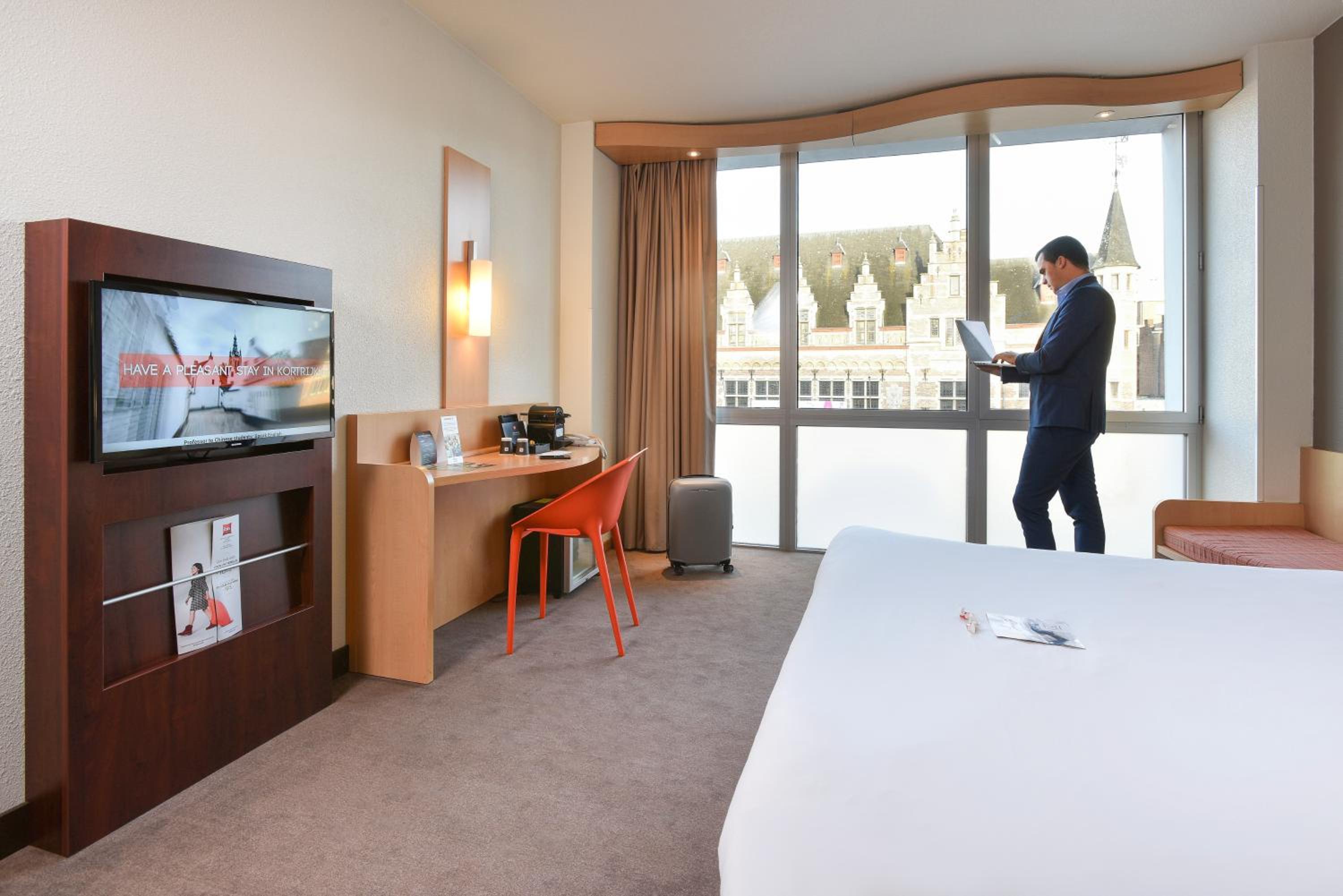 Premium Queen Room with City View - Photo 9