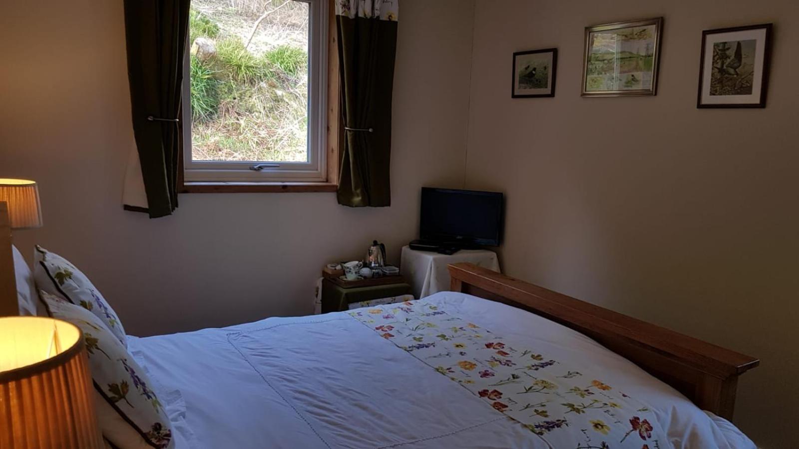 Double Room with Private Bathroom - Garden View - Photo 2