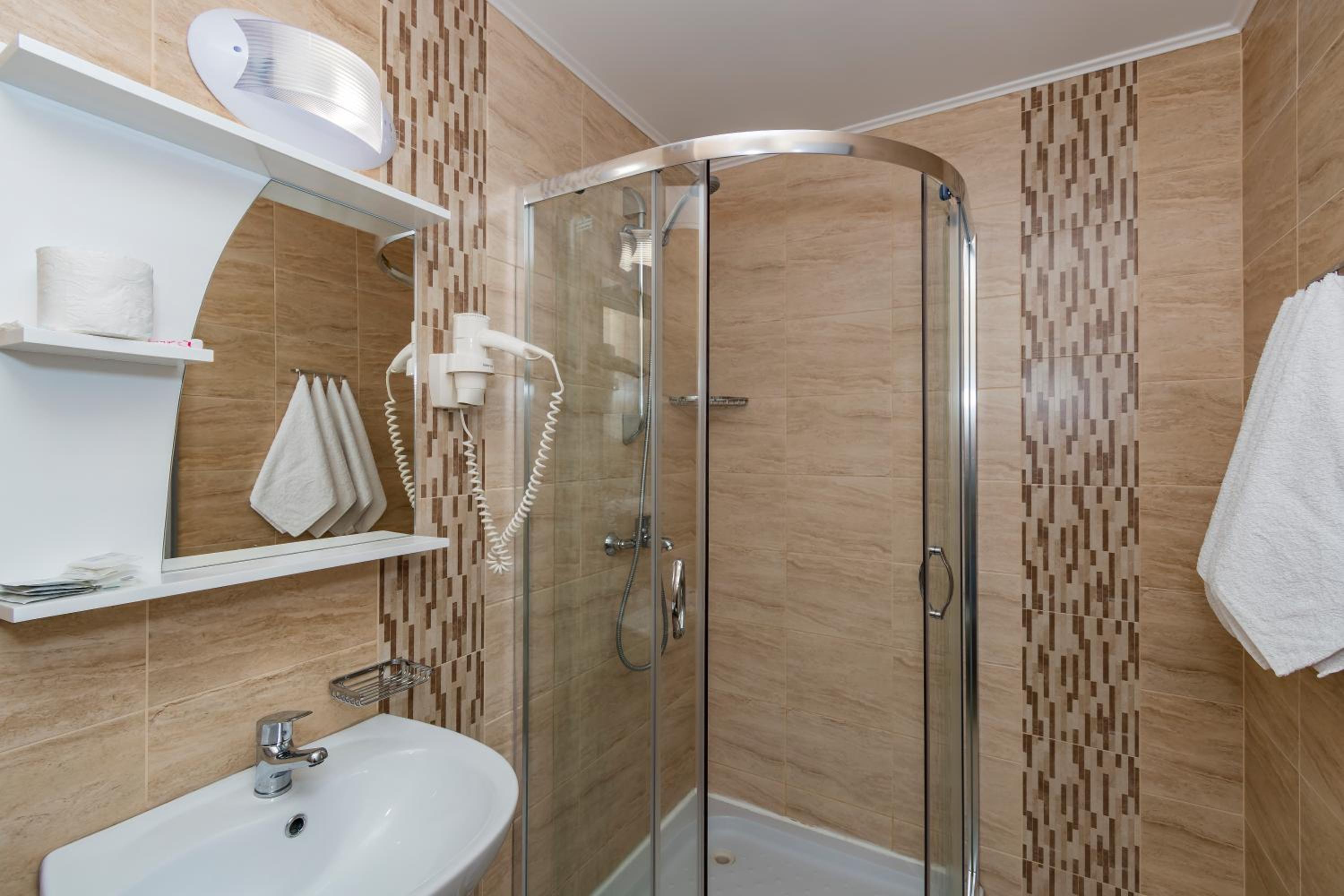 Deluxe Double Room (2 Adults + 1 Child) photo 3