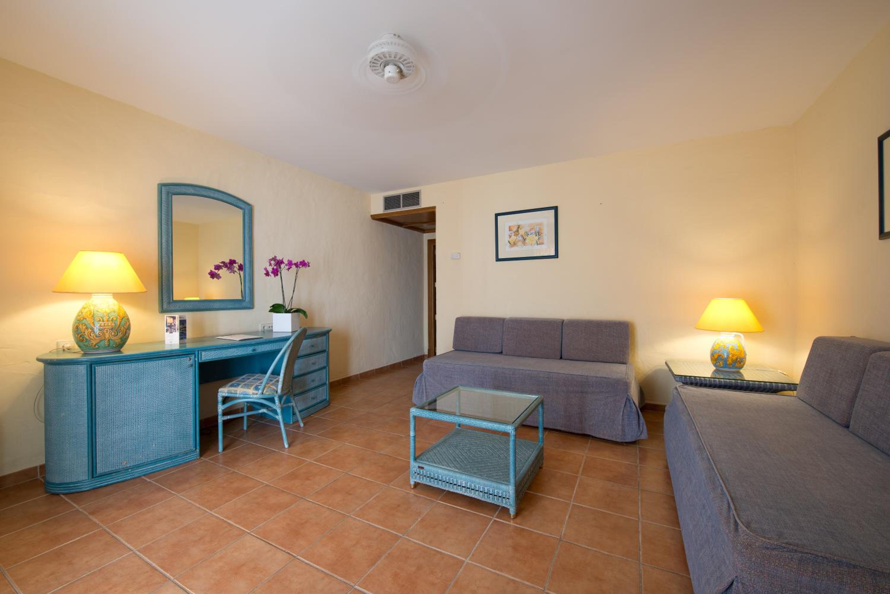 Family Room (3 Adults + 2 Children)