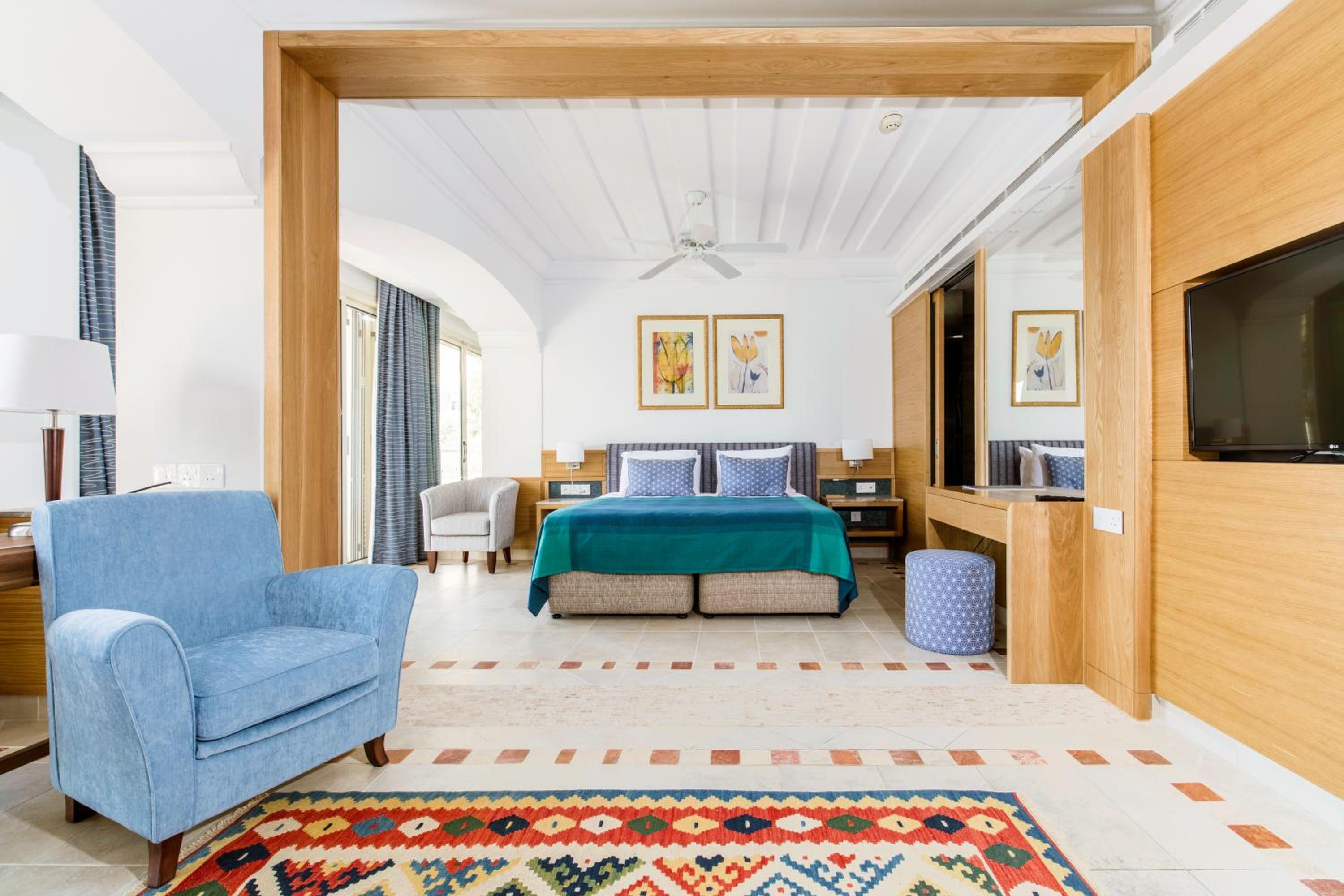 Executive Suite with Inland View