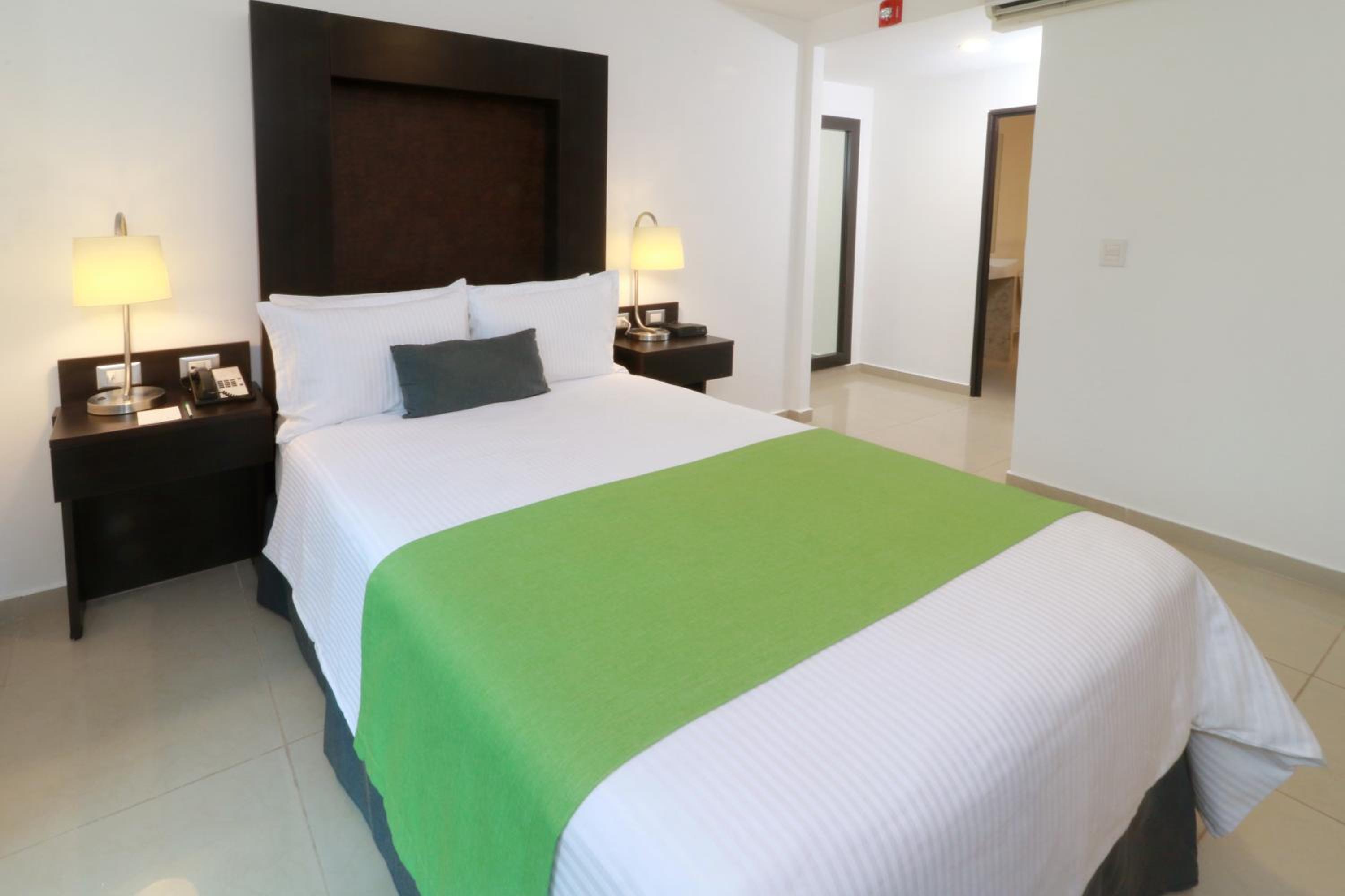 Queen Room - Mobility Access/Non-Smoking