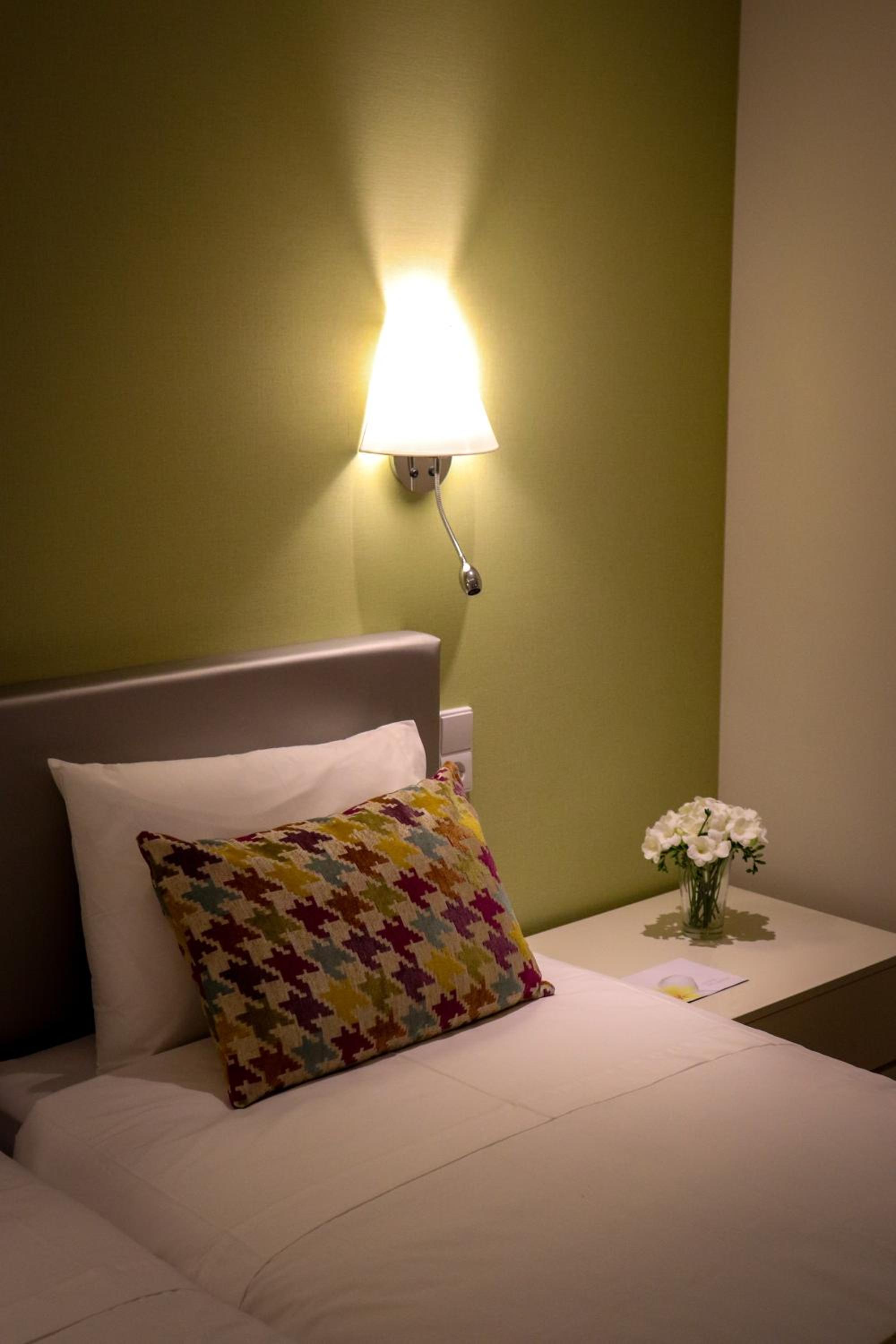Standard Twin Room - Photo 8