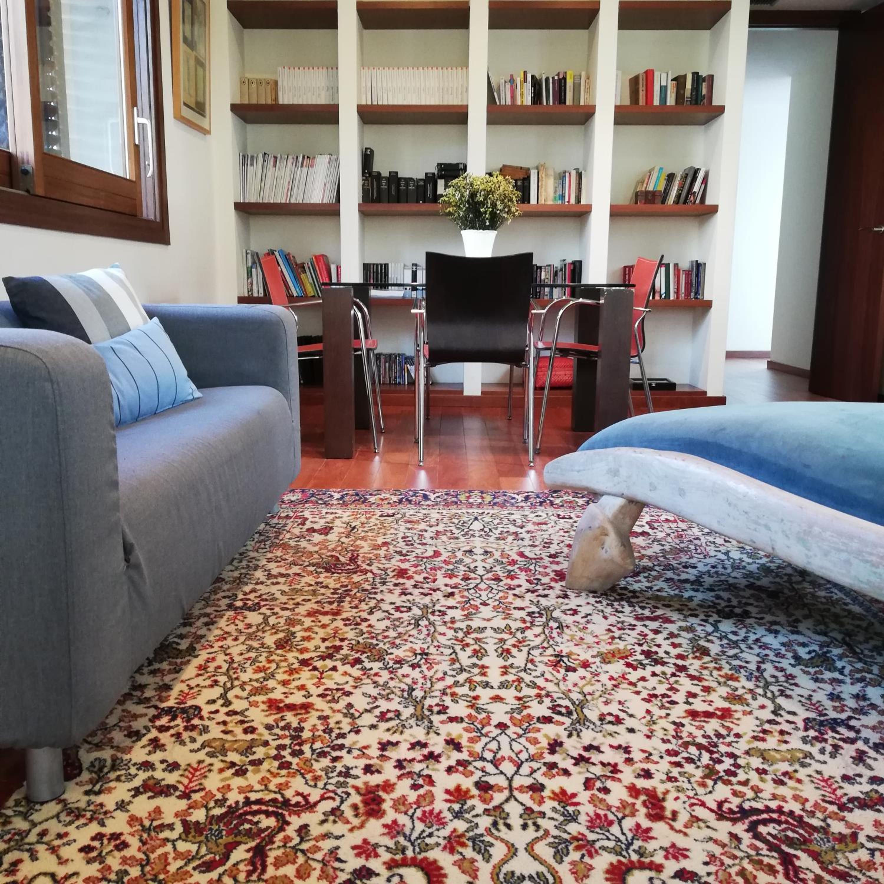 Six-Bedroom House - Photo 3