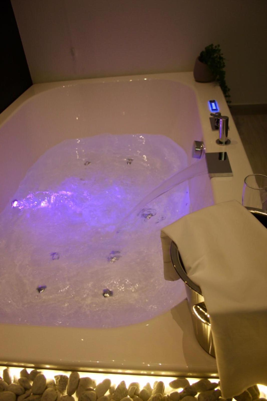 Deluxe King Room - Photo 6