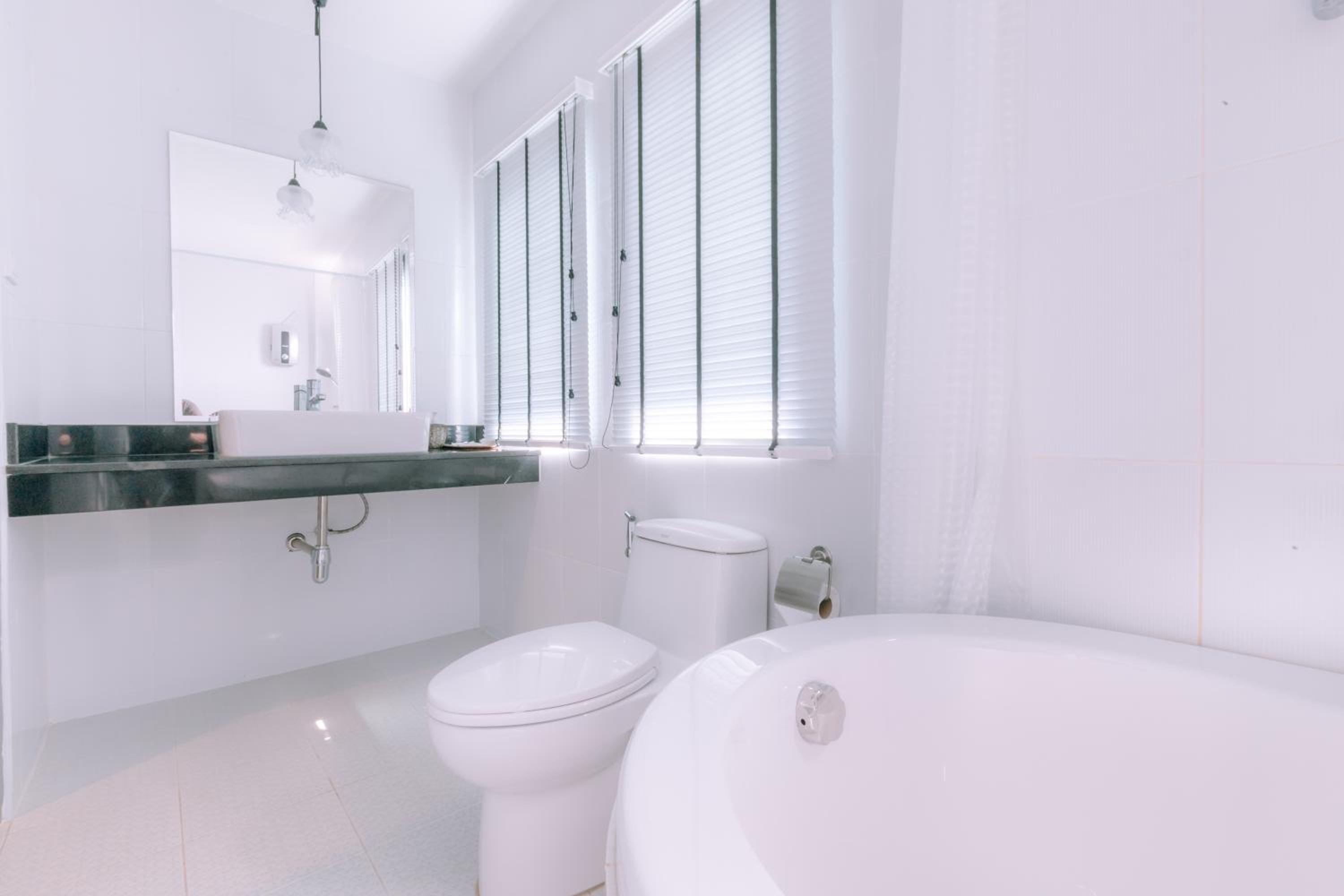 Triple Room with Bath - Photo 6