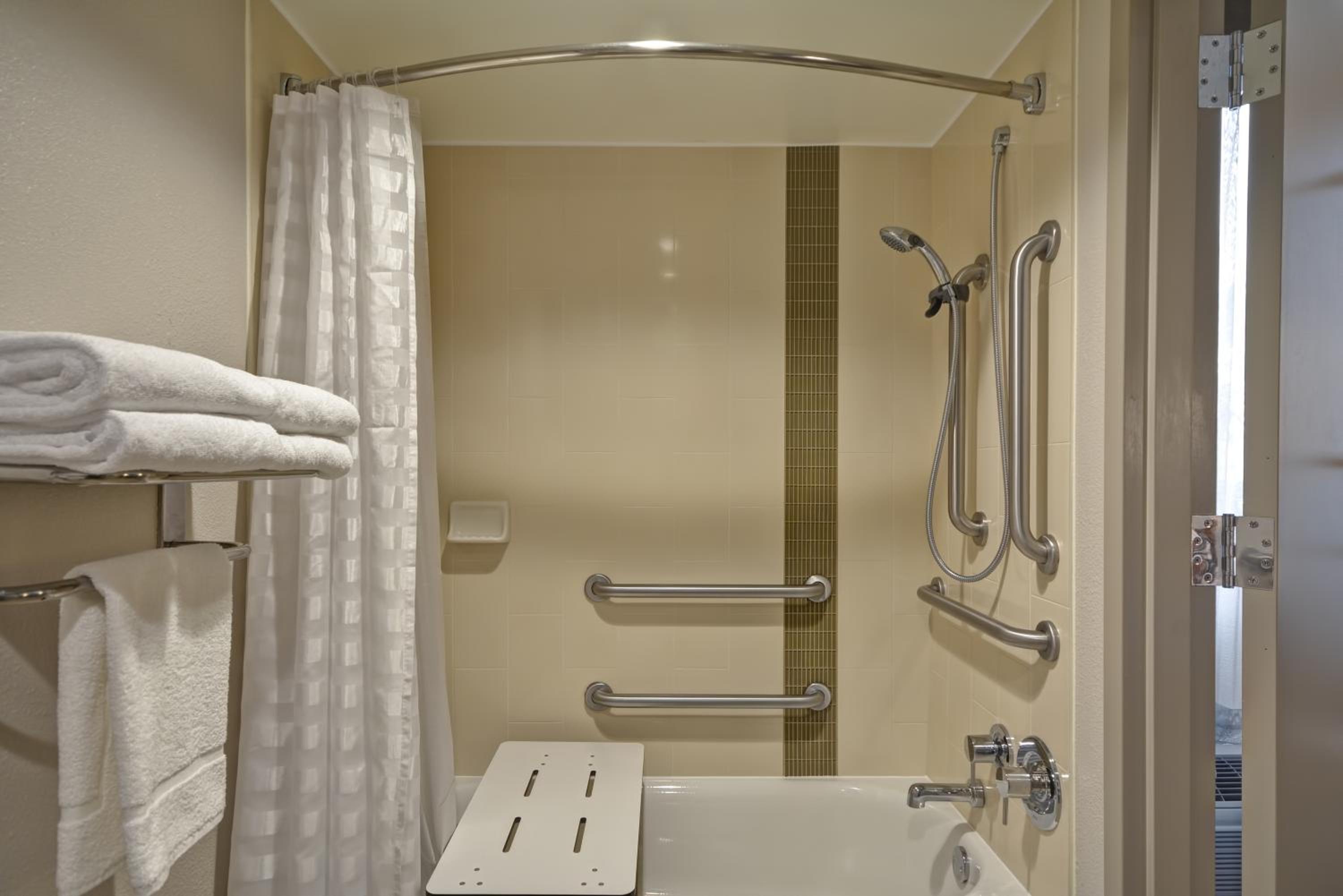 Double Room with Two Double Beds and Accessible Tub - Disability Access photo 3