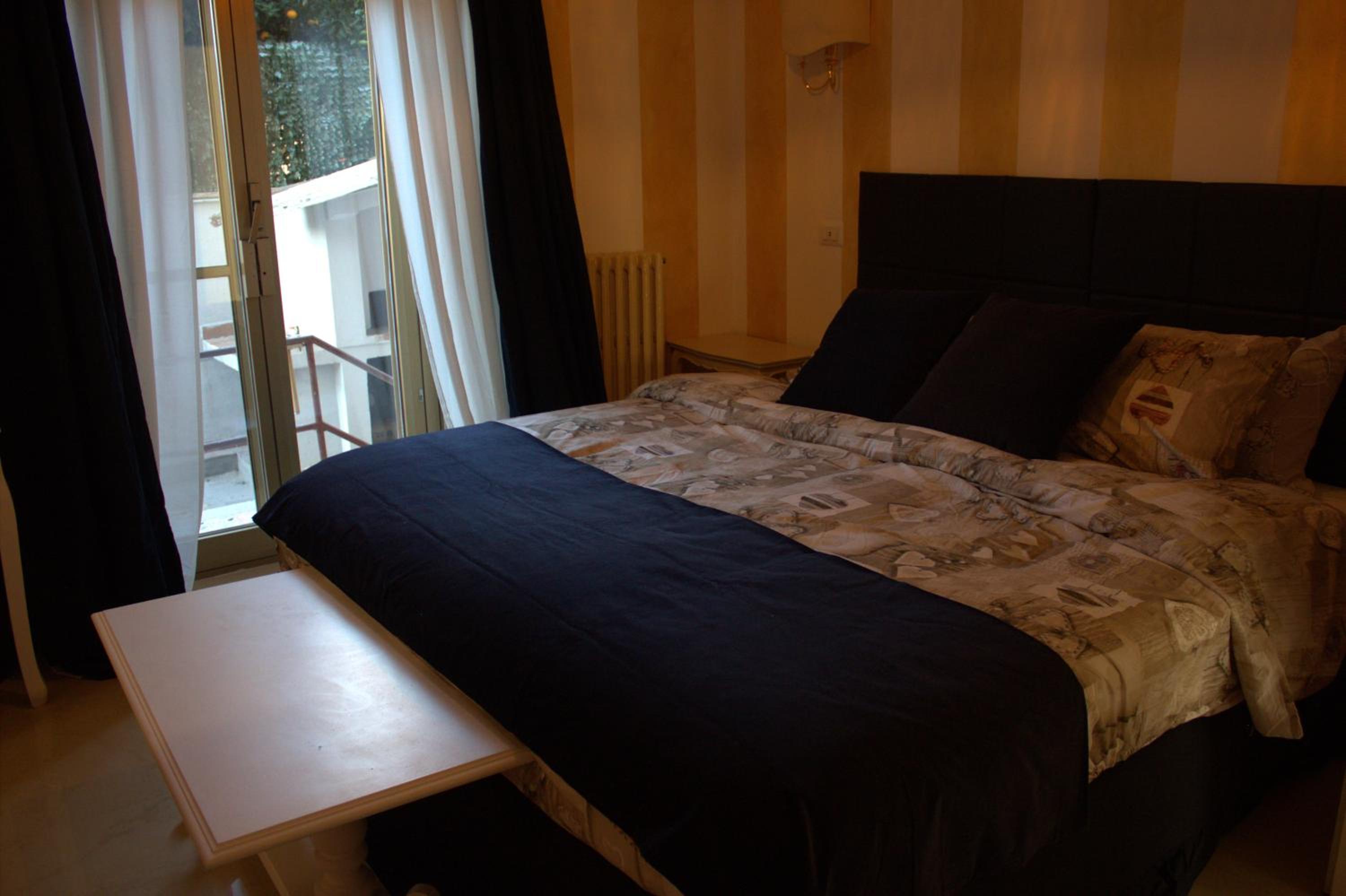 Deluxe Double Room with Balcony - Photo 10