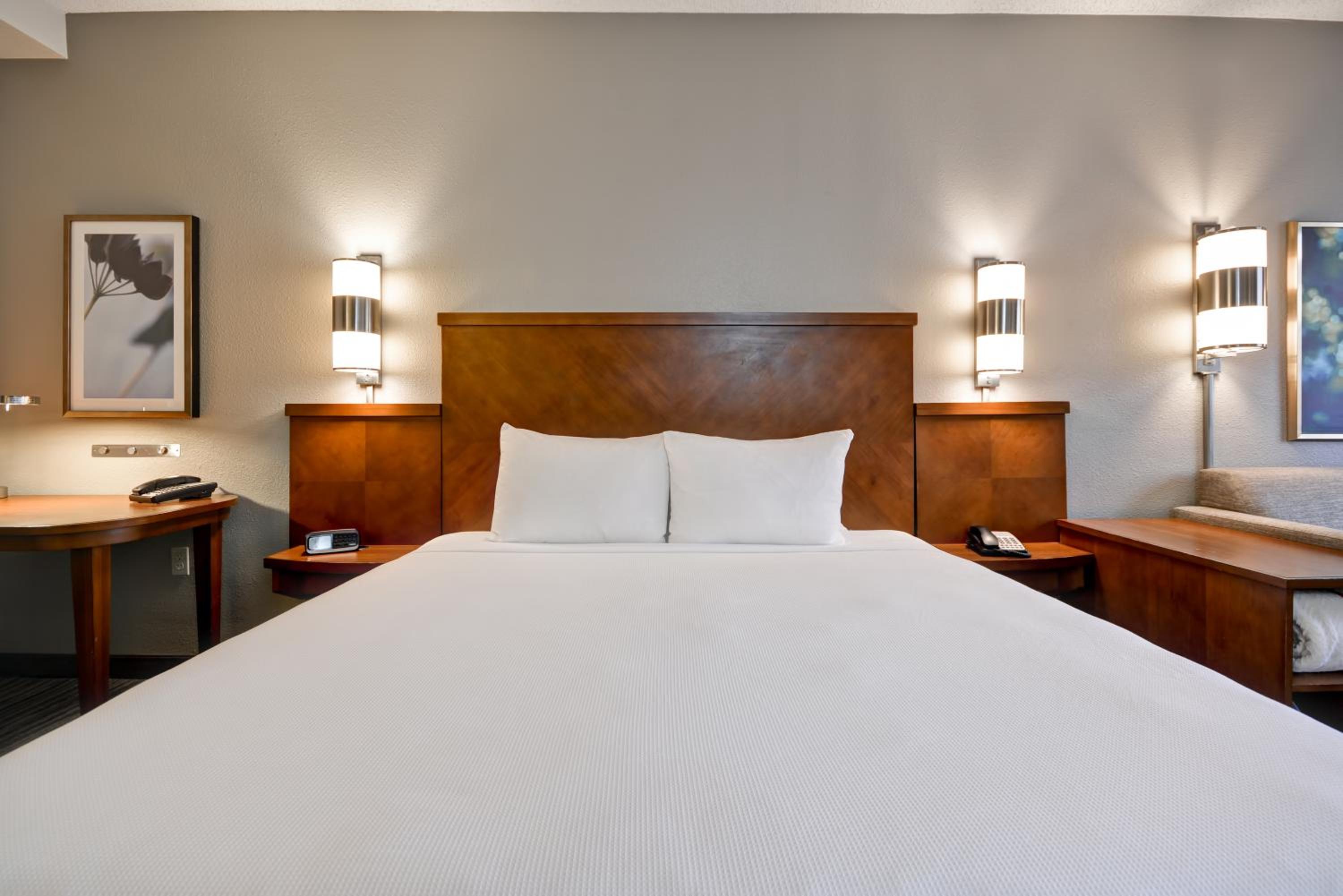 Double Room with Two Double Beds and Accessible Tub - Disability Access photo 3