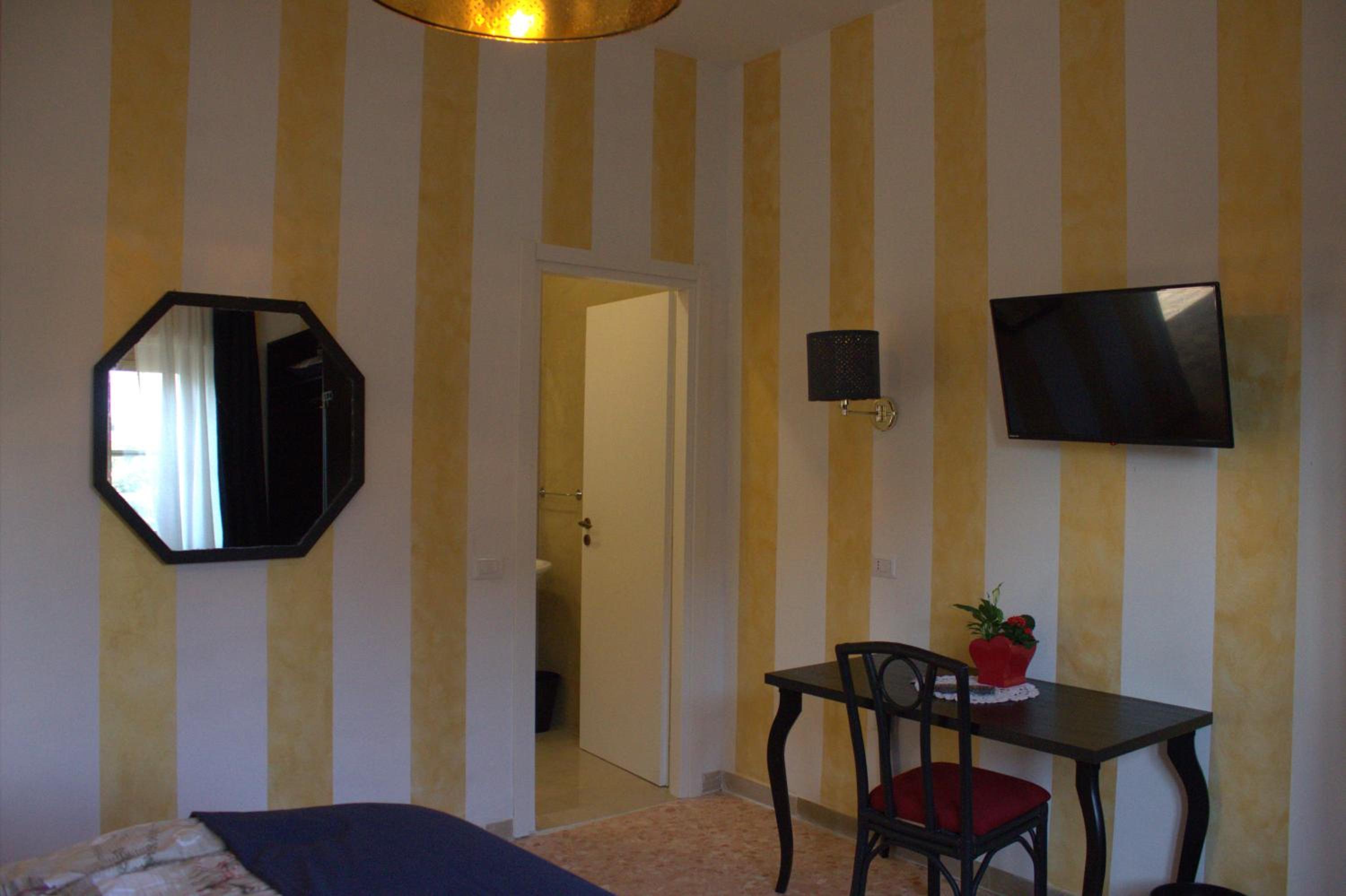 Triple Room with Private Bathroom - Photo 2