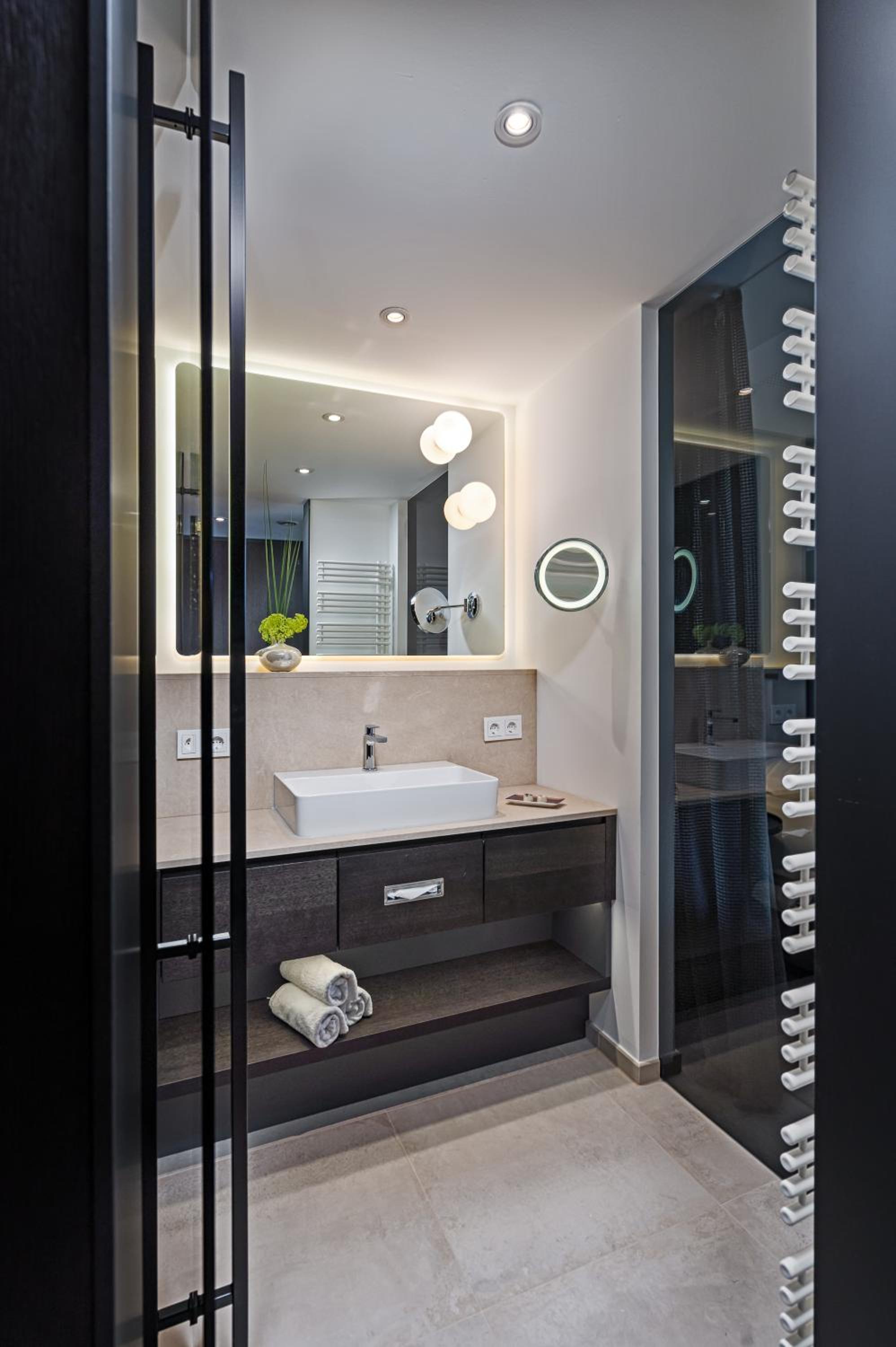 Deluxe Double Room with Balcony - Photo 4
