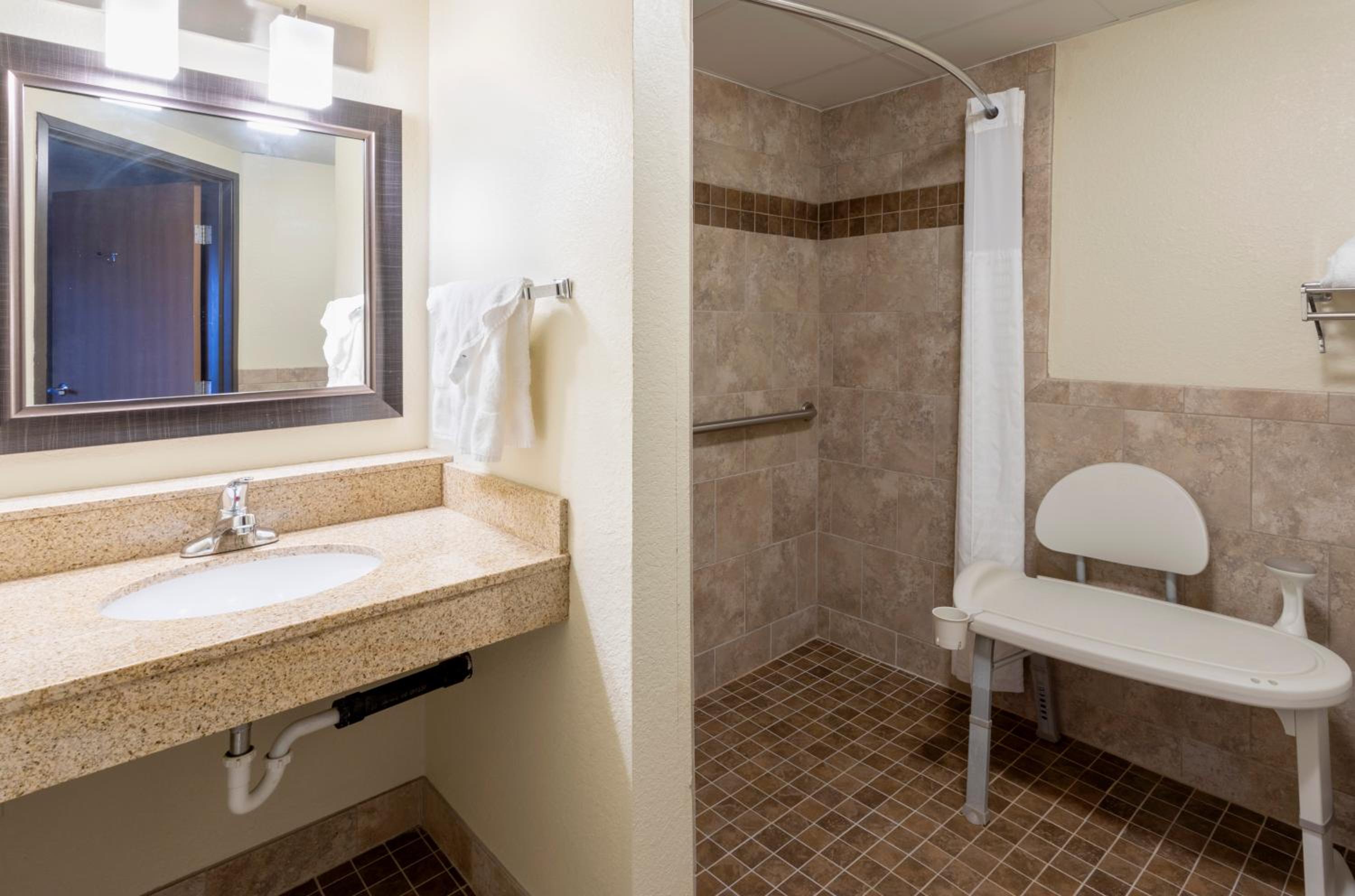 King Room - Mobility Access/Non-Smoking - Photo 4