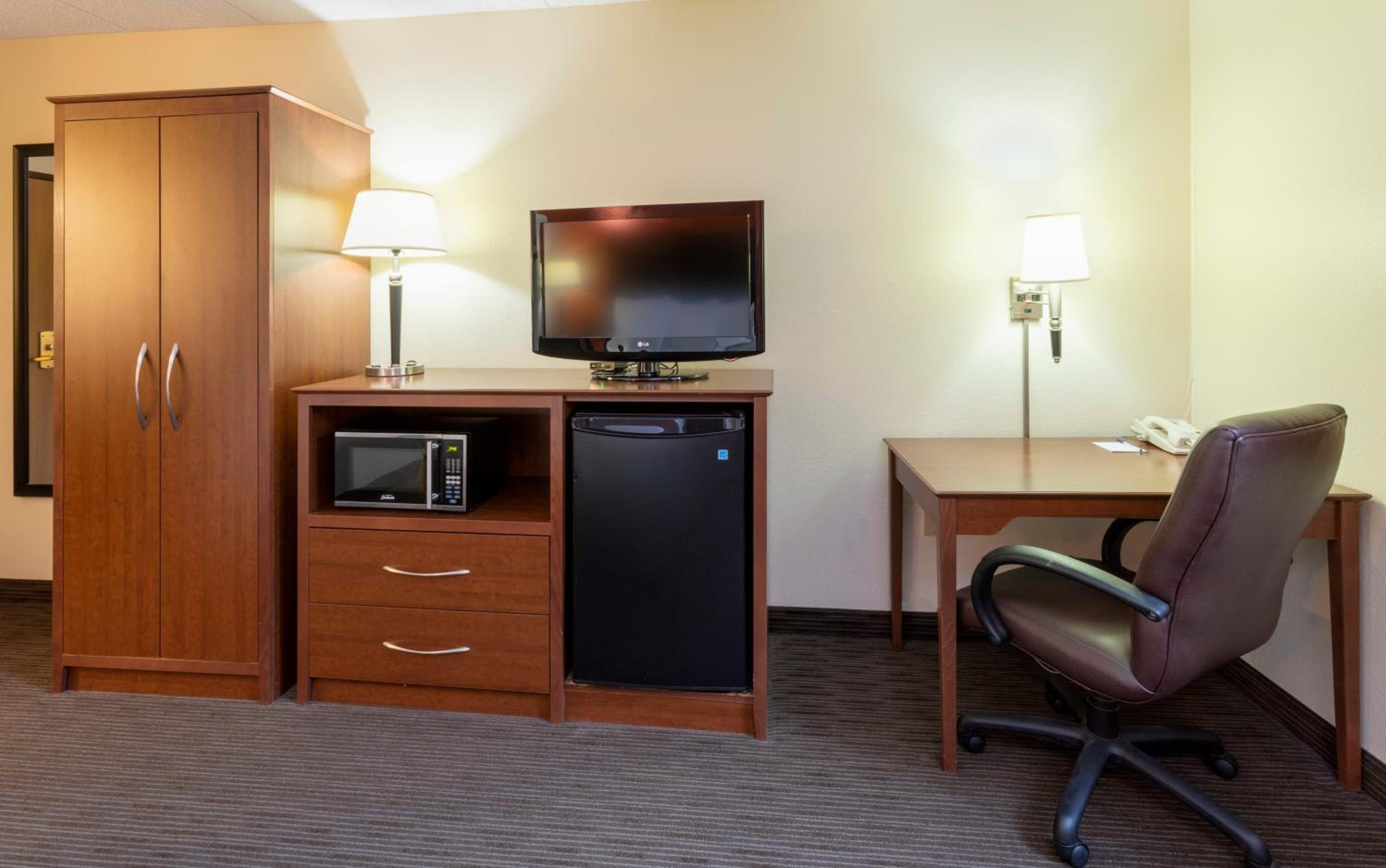 Queen Room with Two Queen Beds - Non-Smoking - Photo 4