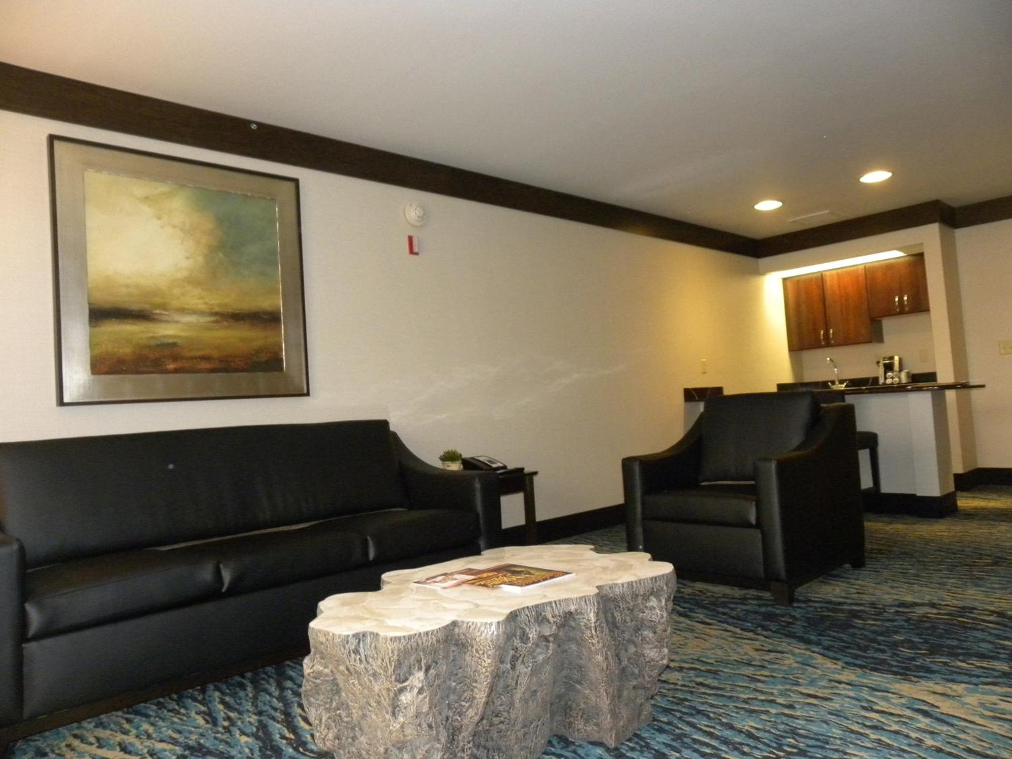 King Suite with Balcony photo 2
