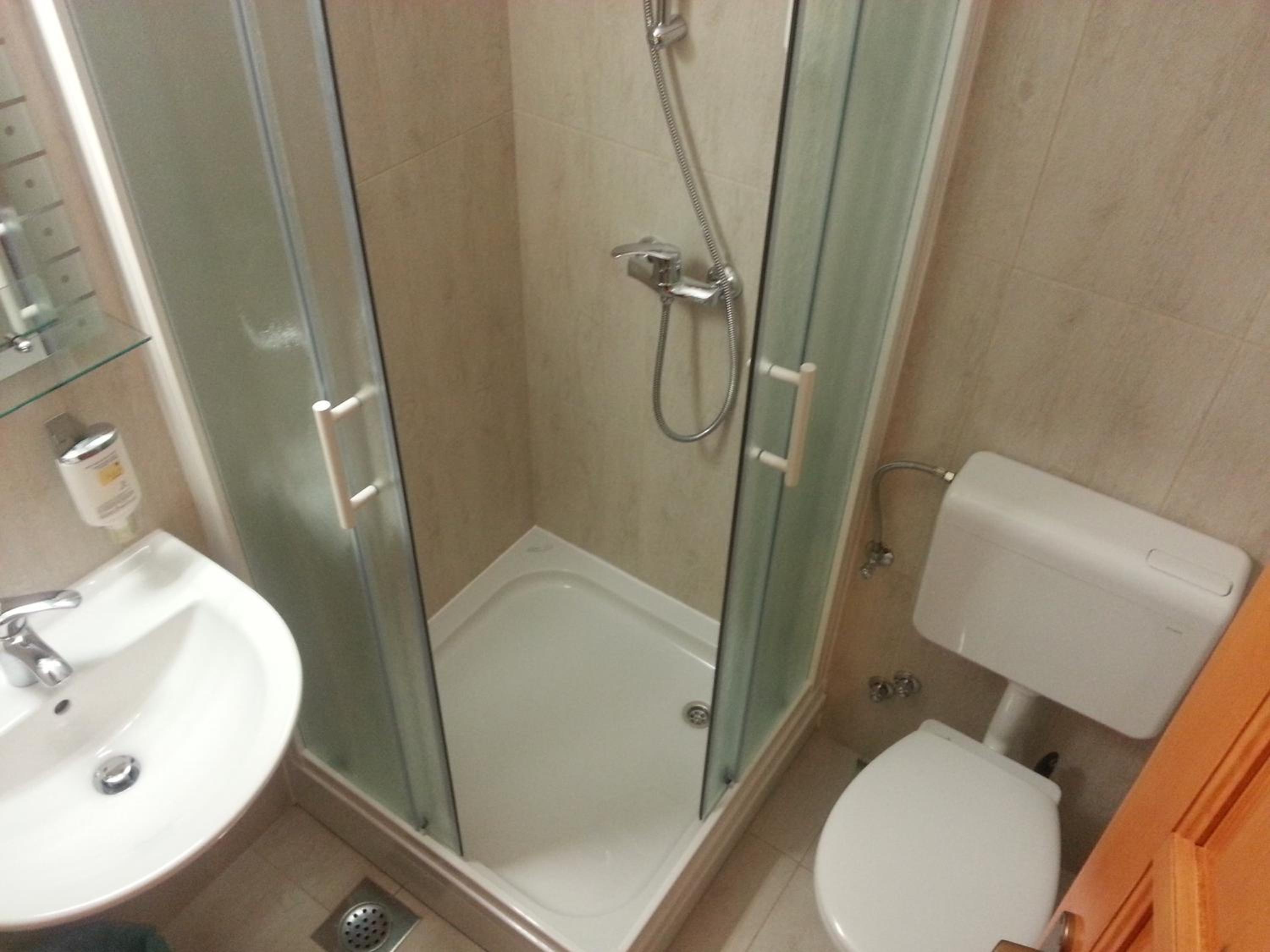 Double or Twin Room with Private Bathroom - Photo 6