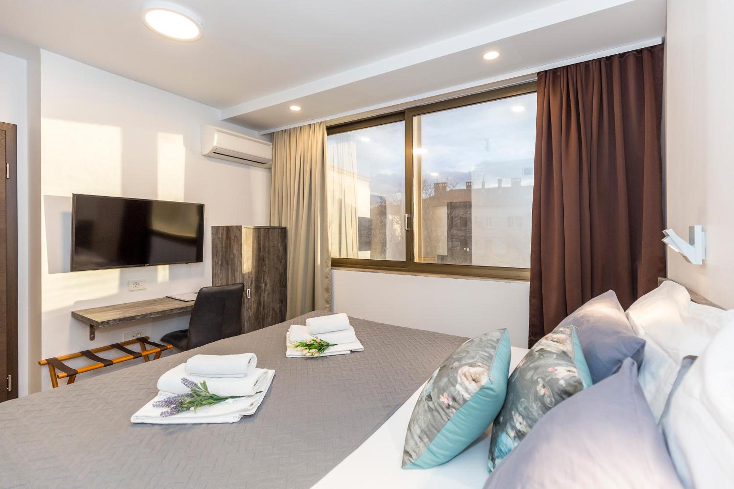 Deluxe Double or Twin Room with City View - Photo 18