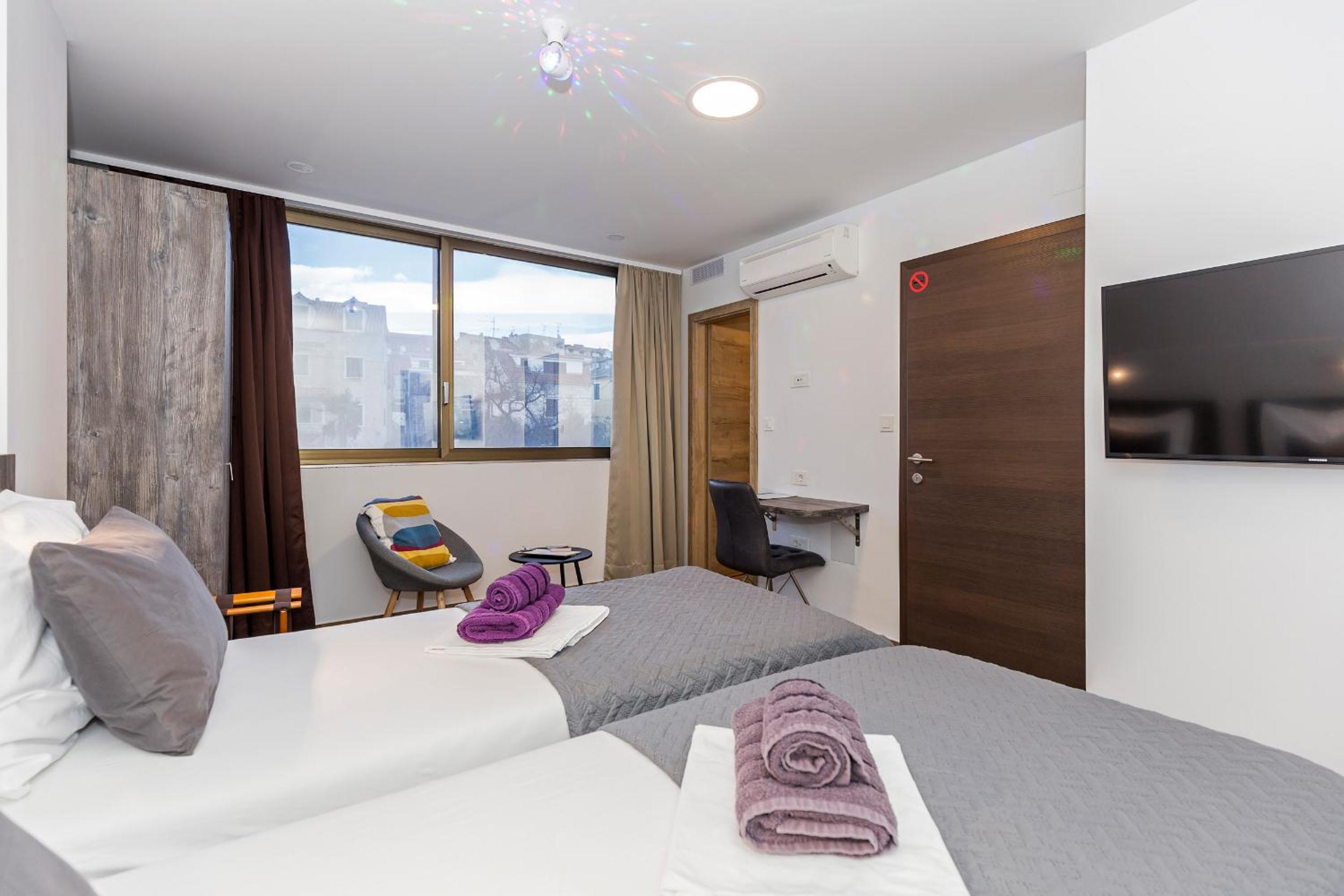 Deluxe Double or Twin Room with City View - Photo 15