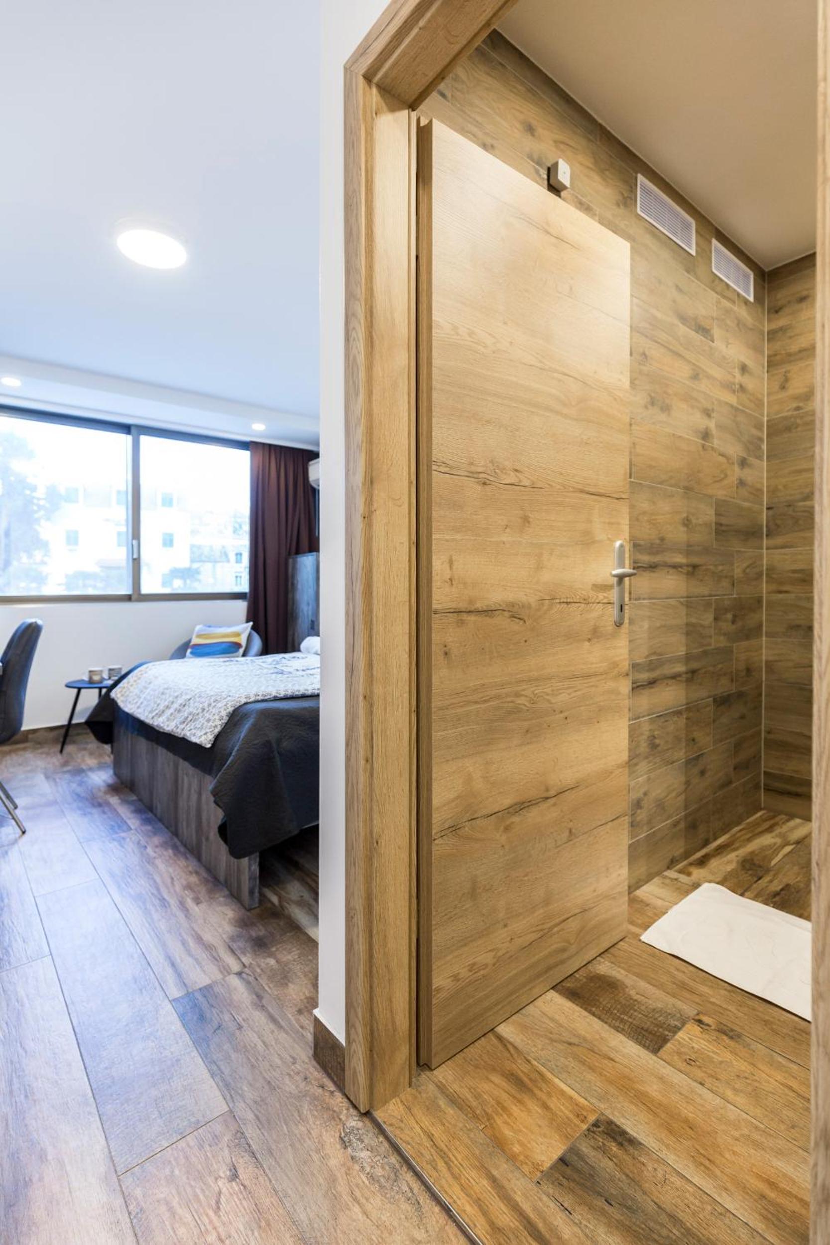 Deluxe Double or Twin Room with City View - Photo 13