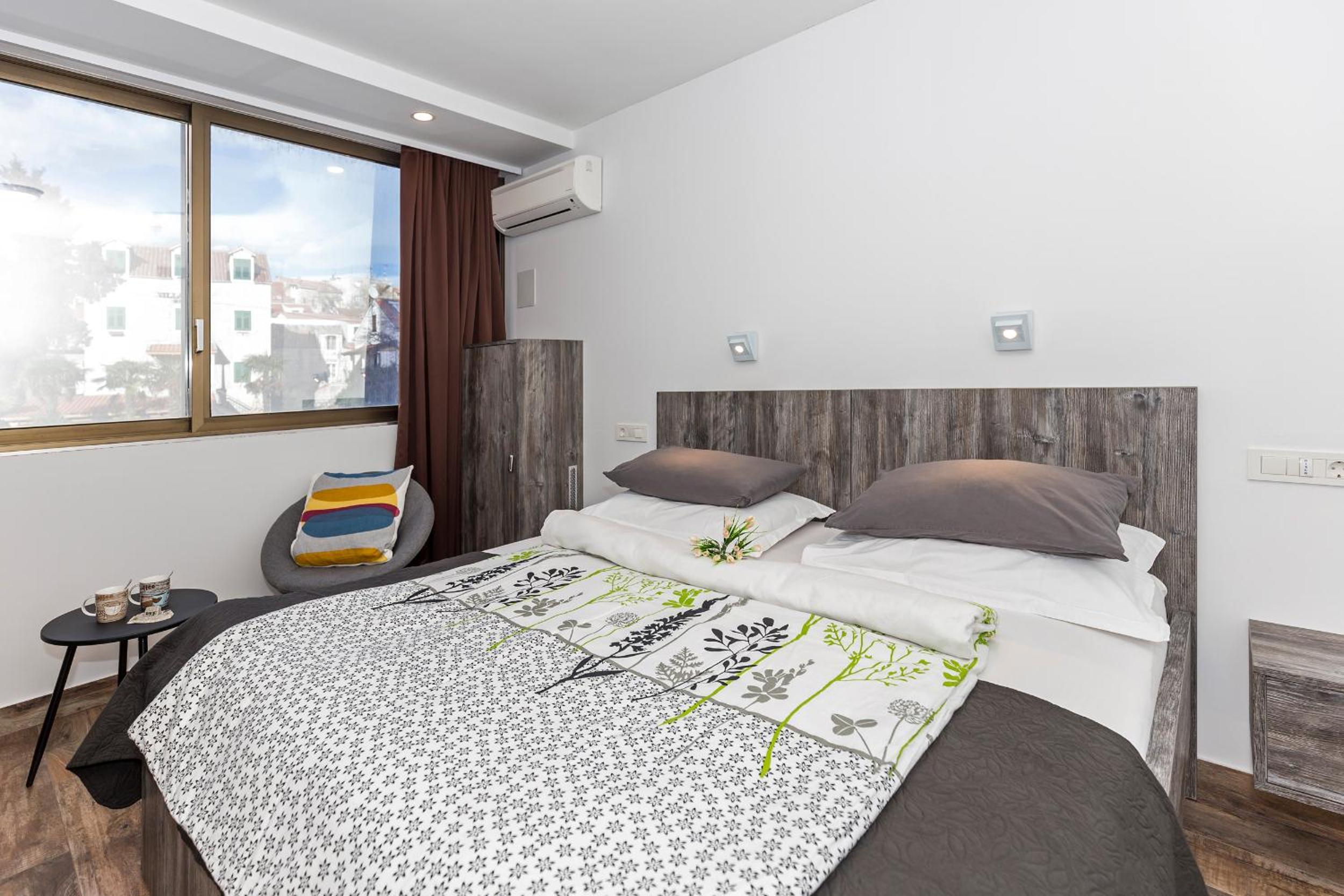 Deluxe Double or Twin Room with City View - Photo 12