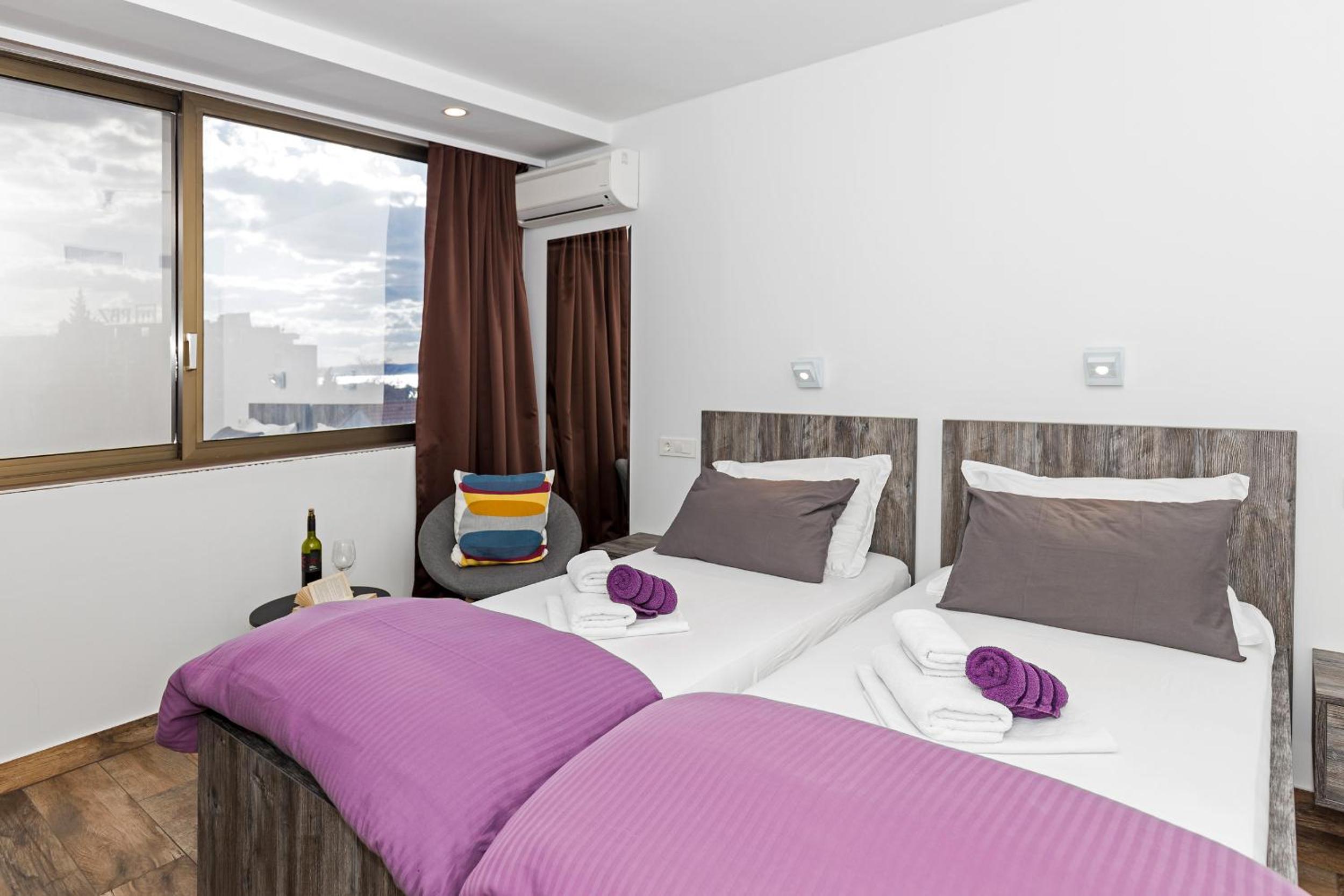 Deluxe Double or Twin Room with City View - Photo 8
