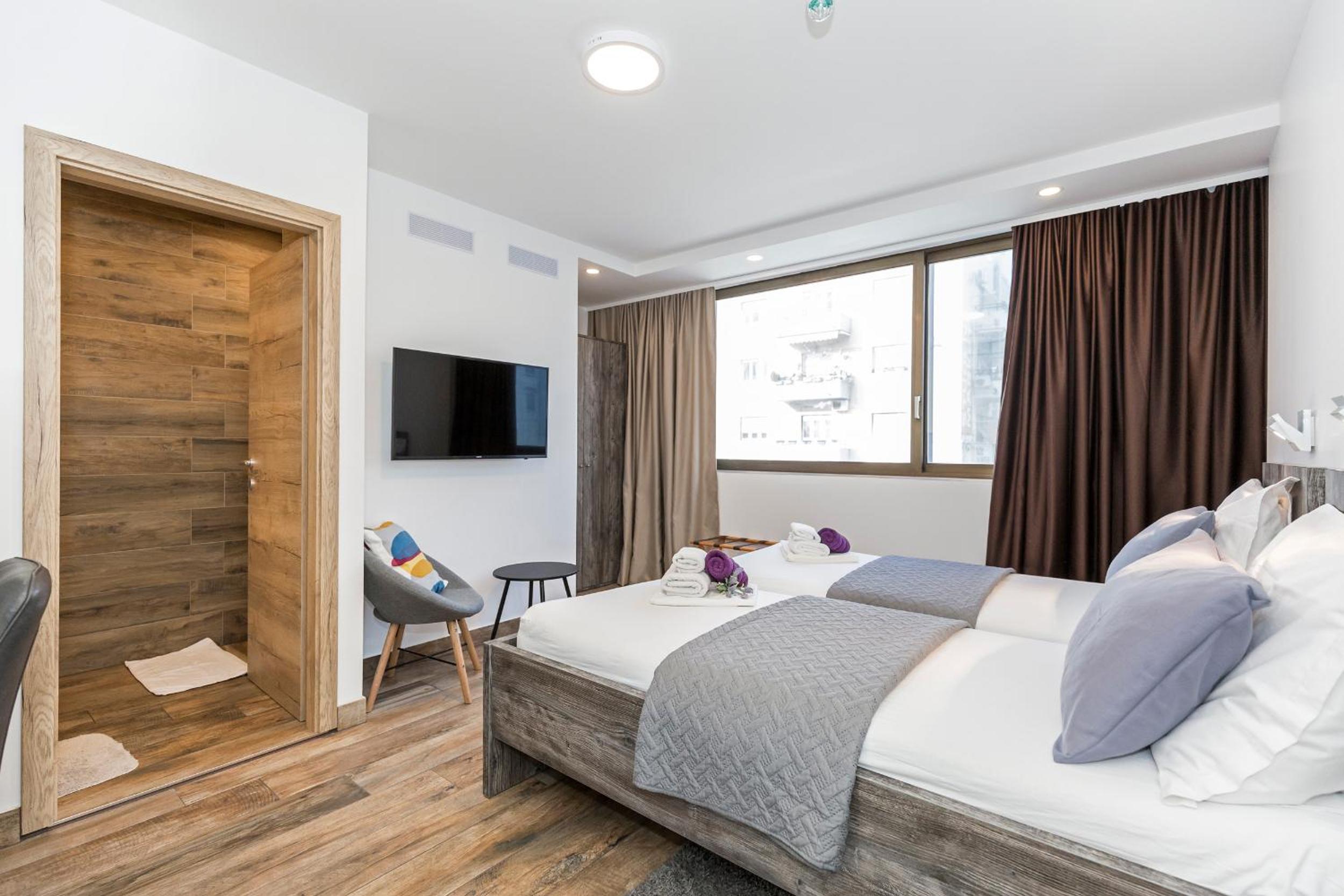 Deluxe Double or Twin Room with City View - Photo 6