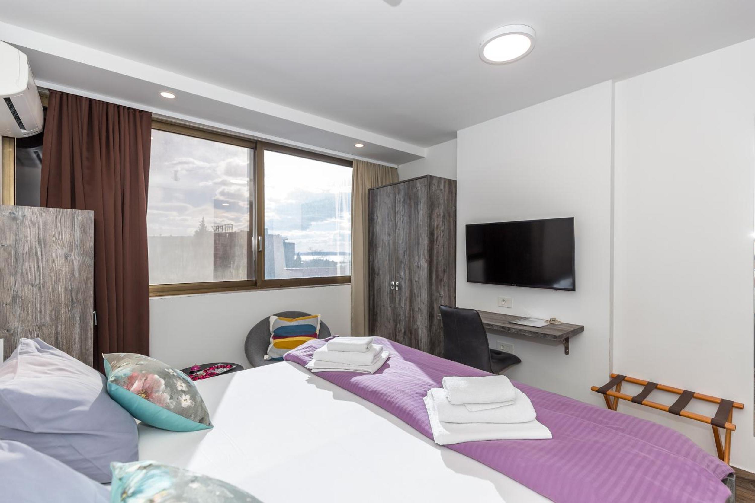 Deluxe Double or Twin Room with City View - Photo 4