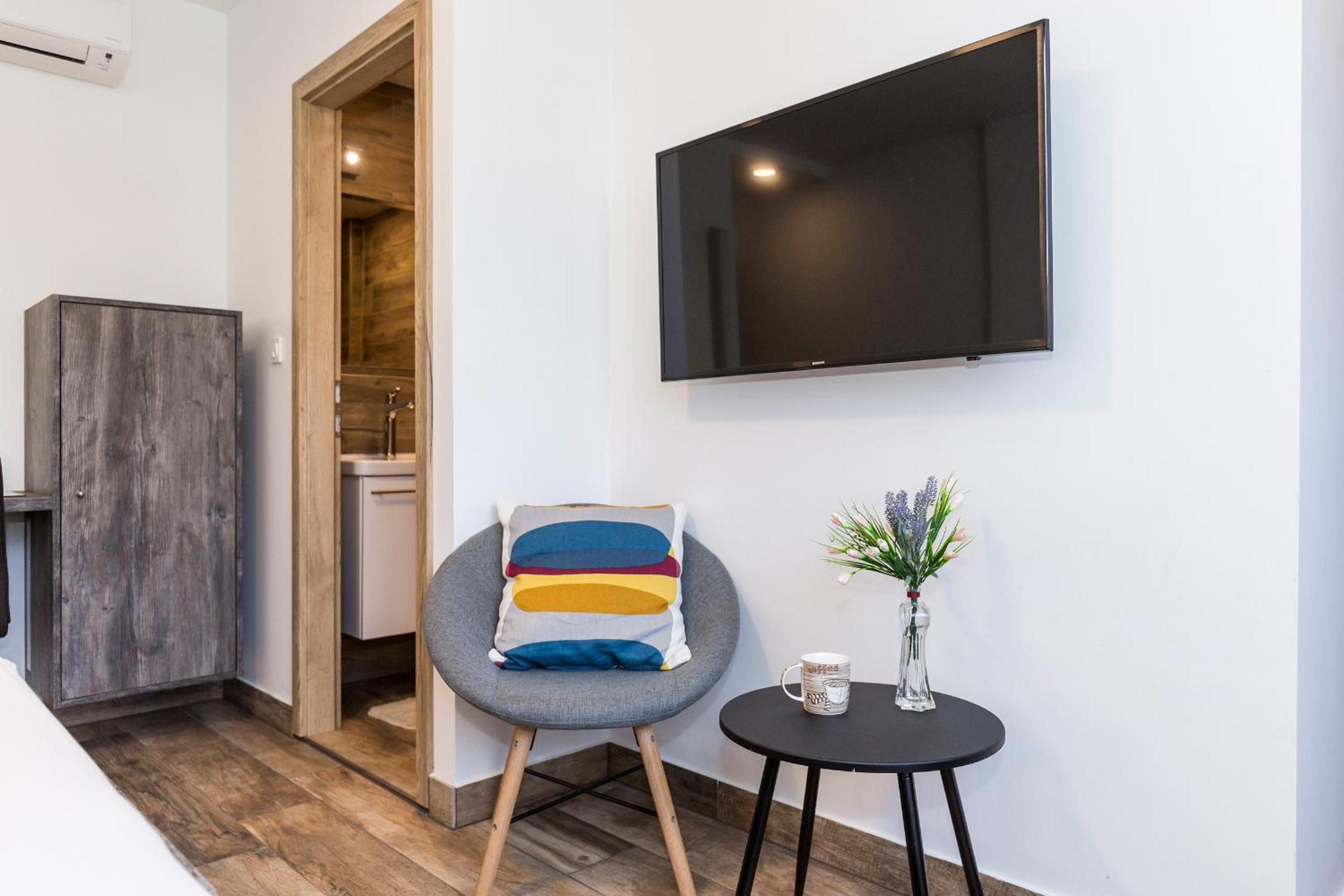Deluxe Double or Twin Room with City View - Photo 11