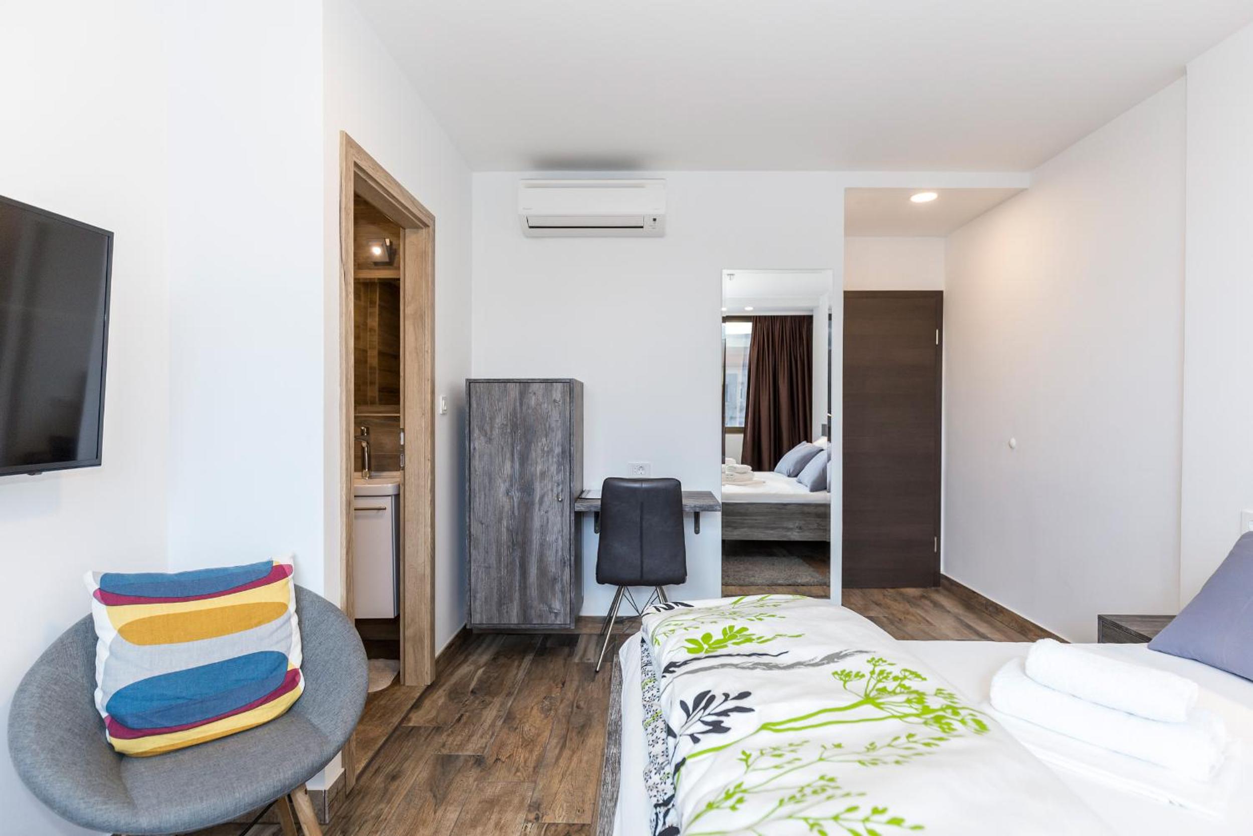 Deluxe Double or Twin Room with City View - Photo 9