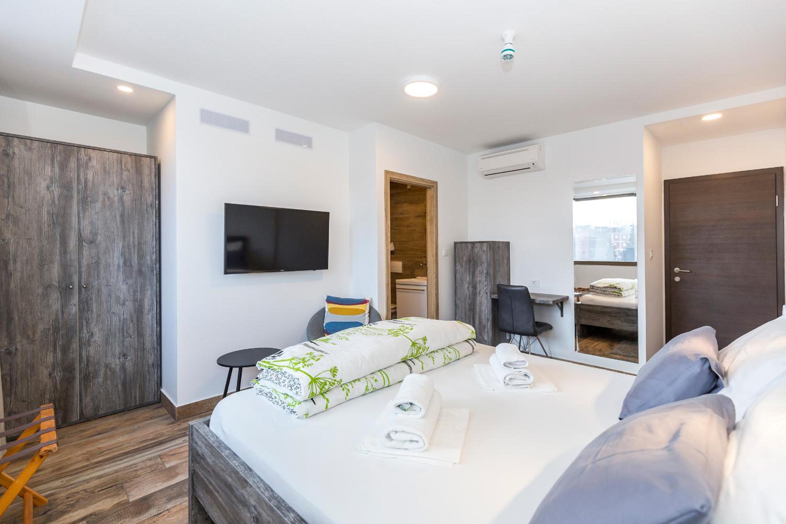 Deluxe Double or Twin Room with City View - Photo 1