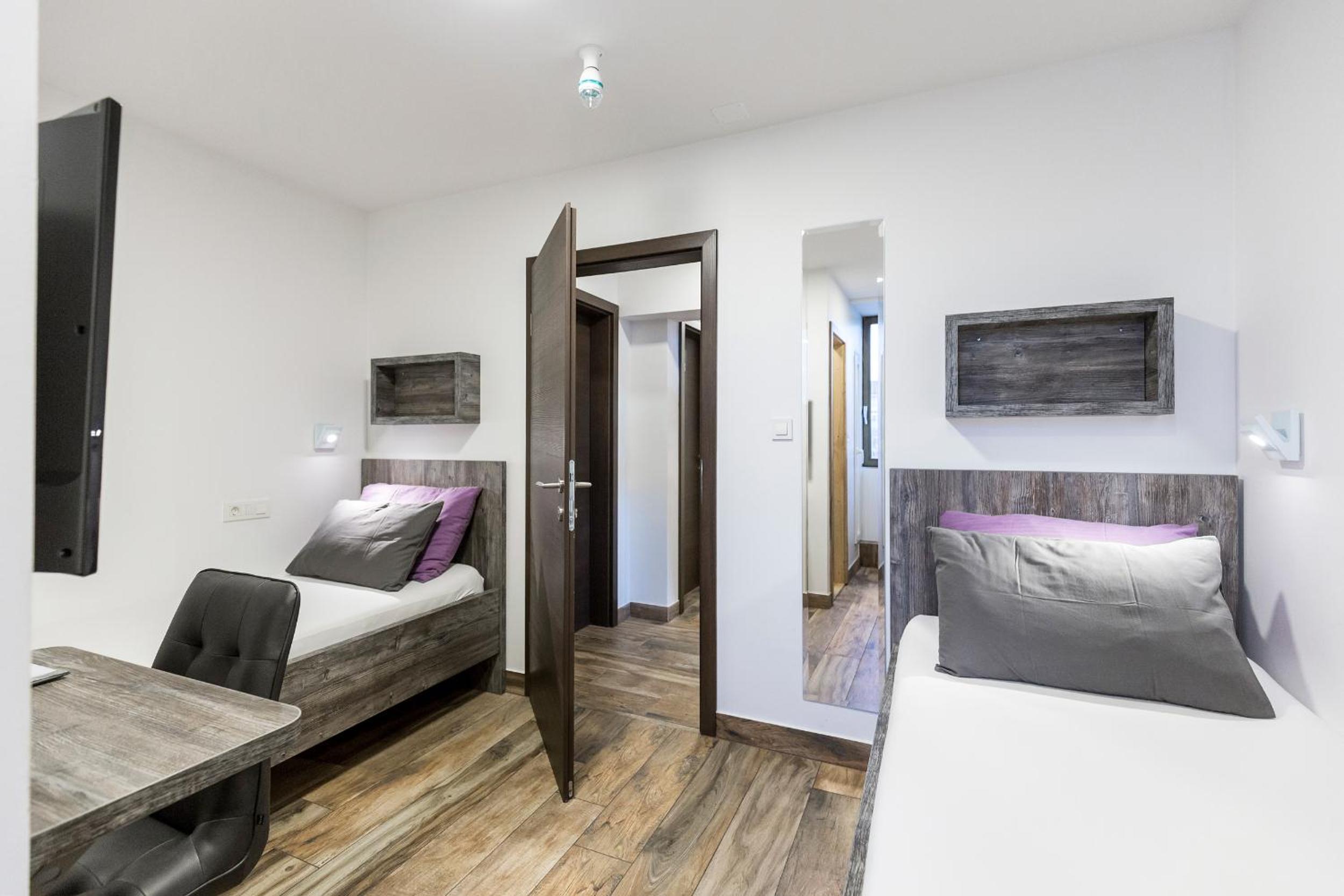 Standard Twin Room - Photo 8