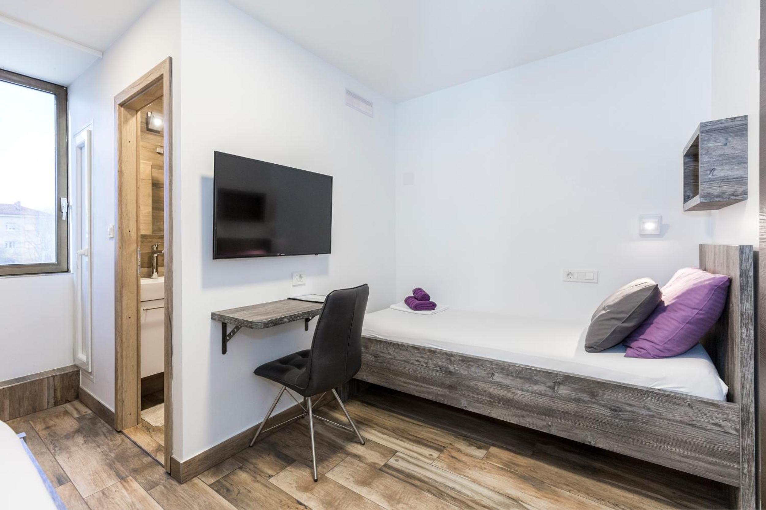 Standard Twin Room - Photo 5