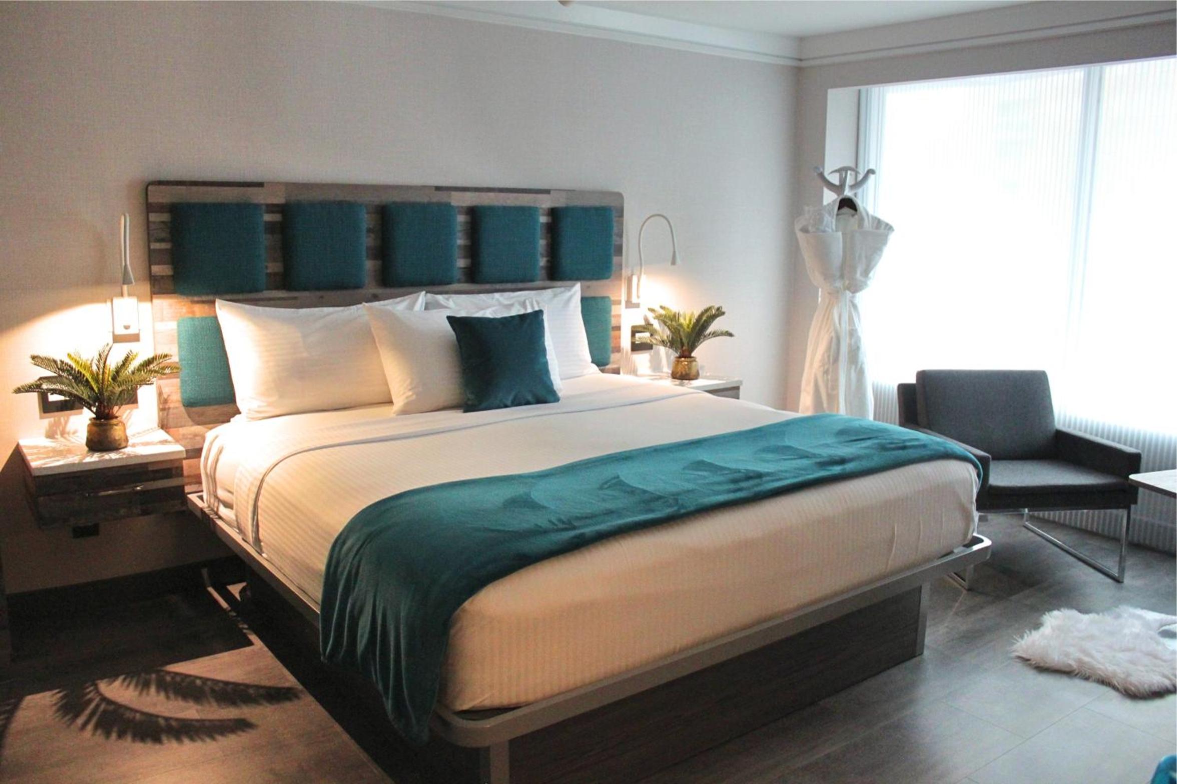 Signature Collection 1 King Bed - Photo 2