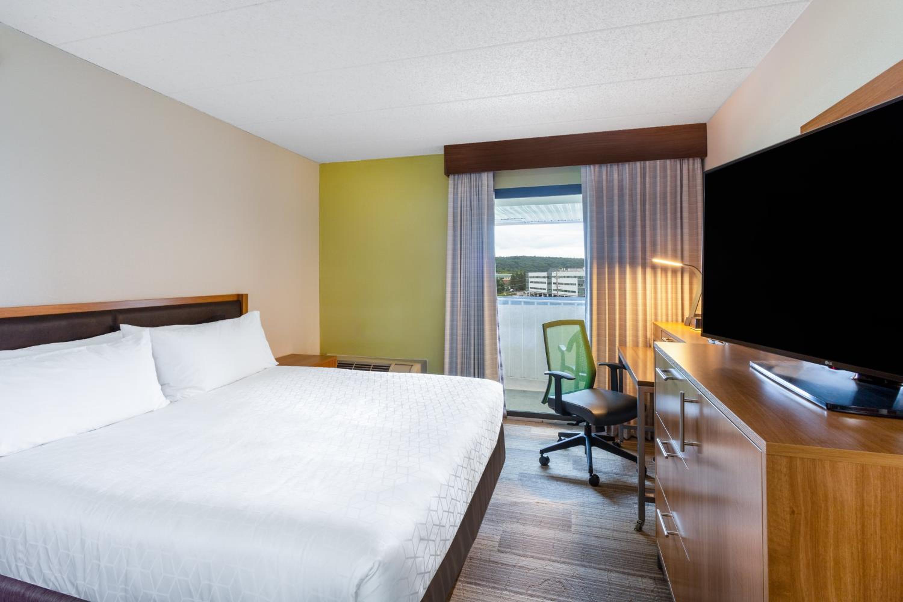 One-Bedroom Suite with Tub - Mobility Accessible