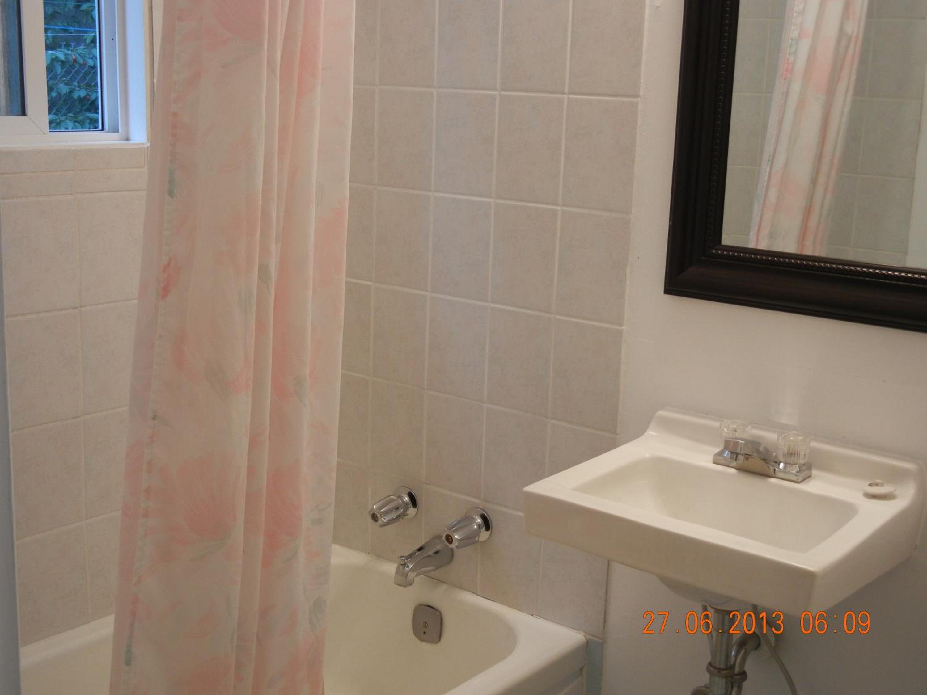 Queen Room with Two Queen Beds photo 2