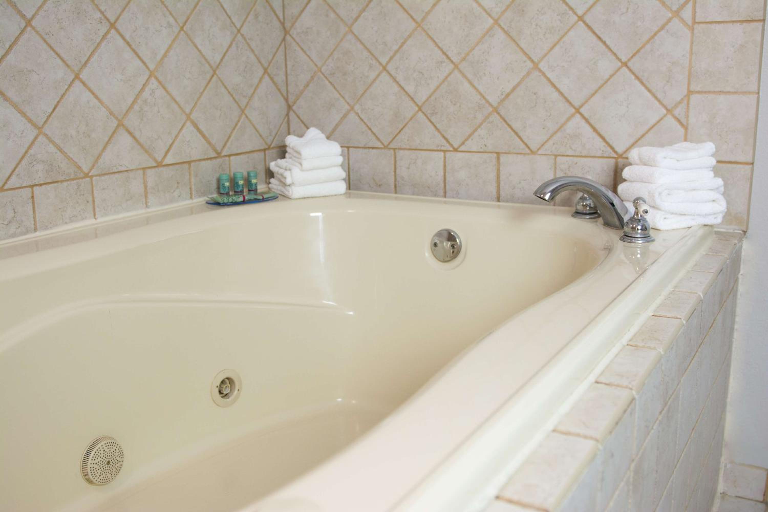 King Room with Hot Tub - Non-Smoking - Photo 3