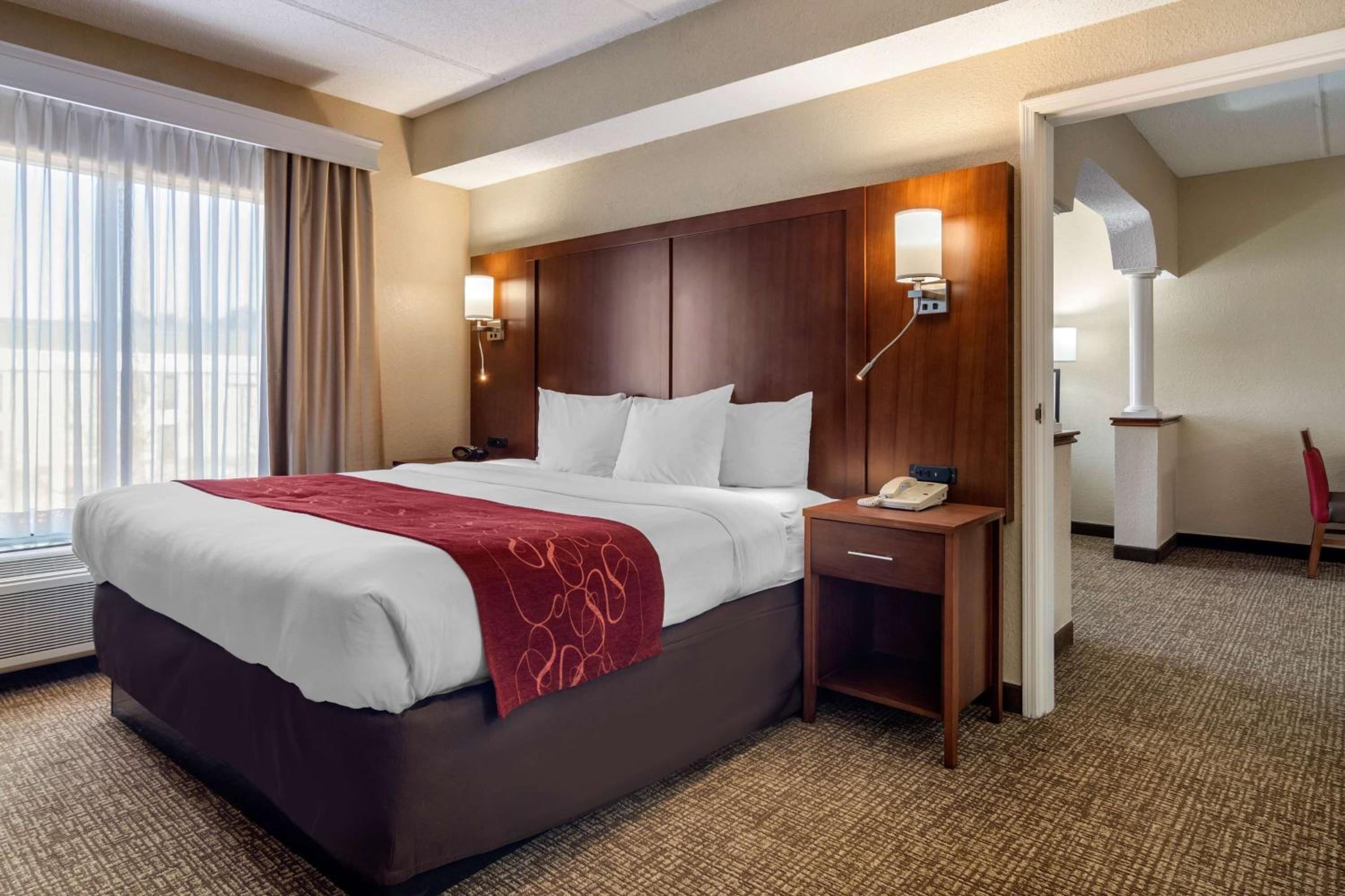 Executive King Suite - Non-Smoking - Photo 3