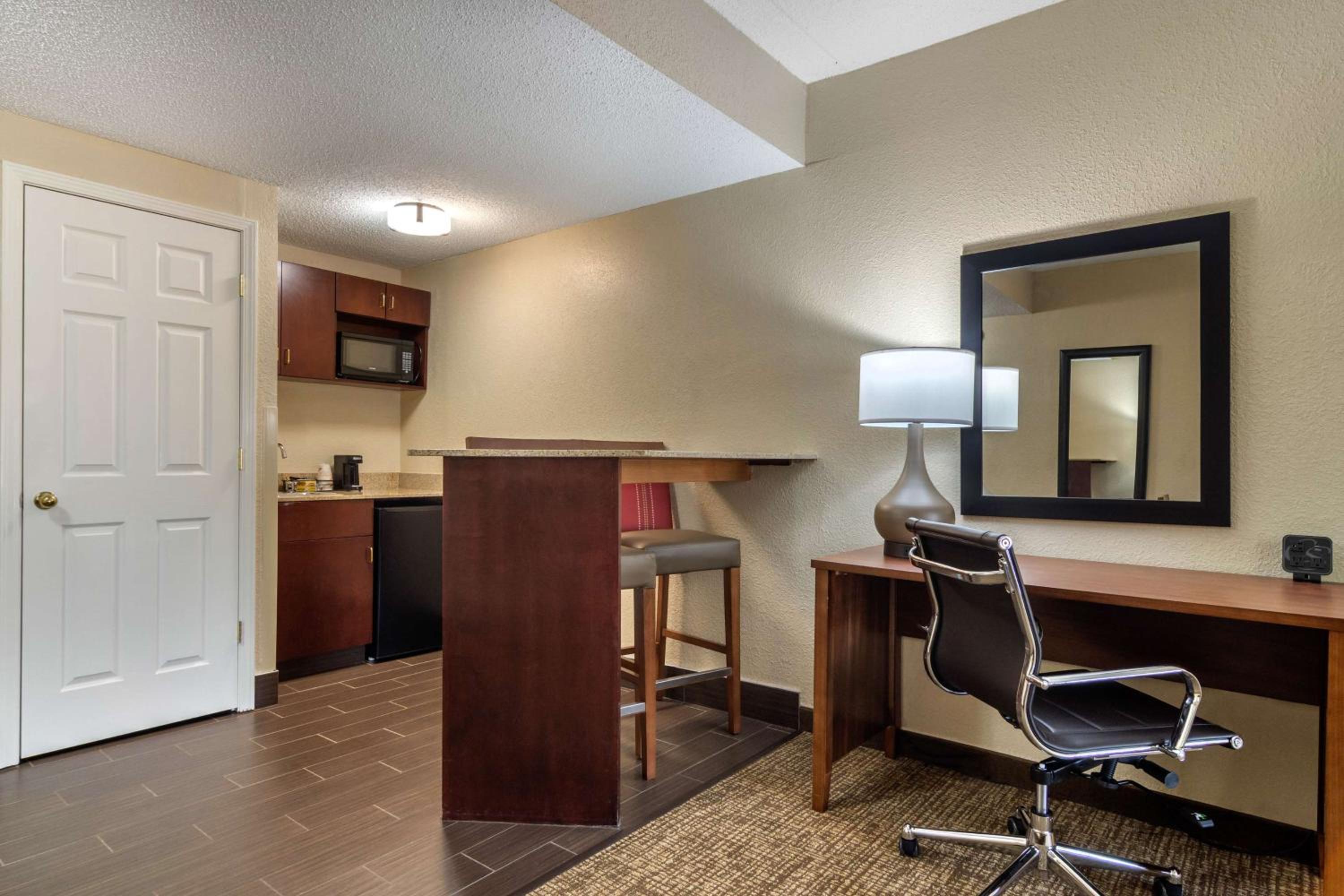 Executive King Suite - Non-Smoking - Photo 7