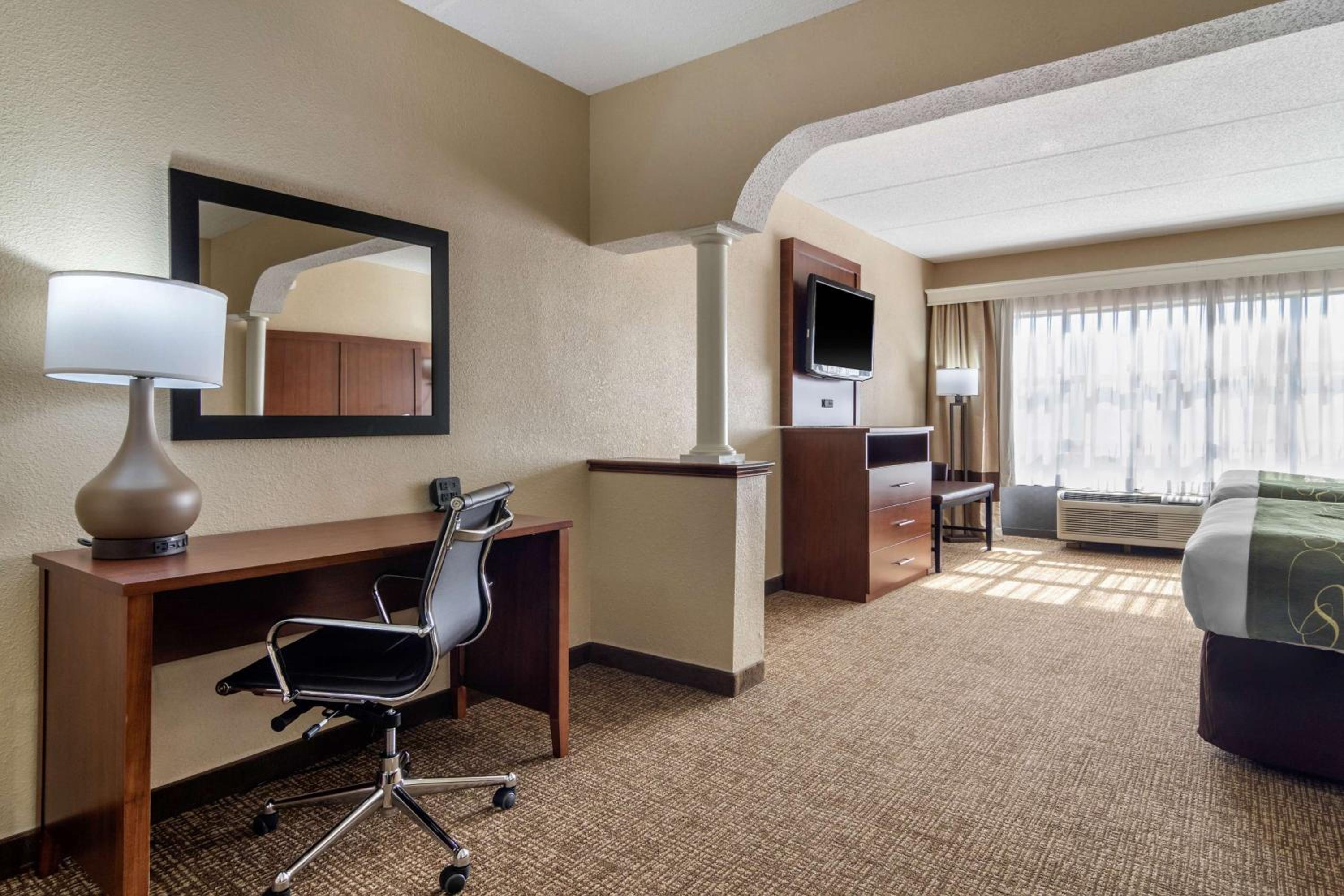 Deluxe Queen Suite with Two Queen Beds - Non-Smoking - Photo 5